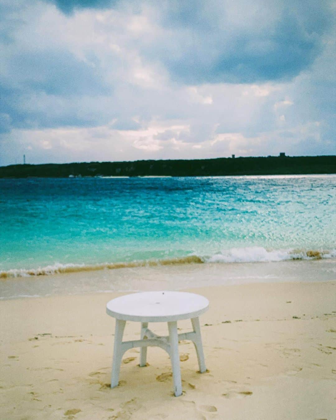 和希詩織さんのインスタグラム写真 - (和希詩織Instagram)「🏝#miyakojima #okinawa #island . . . 綺麗な海に心洗われて 癒された旅。 . . . 初宮古島にベストメンバーであった👏 また行きたい🏝 . . . 曇りでもこの青い海って スペック高すぎる💯 晴れたときリベンジしたい✊ . . . . . . . . . . #青い海#宮古島#宮古島旅行 #旅色アンバサダー #旅スタグラム #tabijo#tabijo_beach #沖縄#日本の絶景 #お出かけ#映えスポット #国内旅行」2月17日 16時20分 - kazukishiori