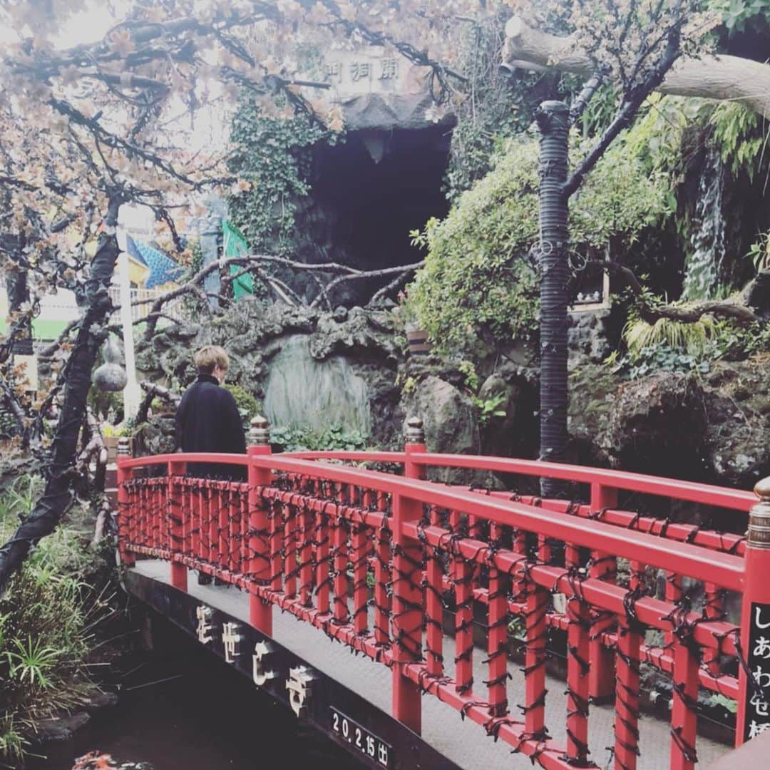 ハンサムクロジのインスタグラム：「友だちと花やしき行ってきました。楽しかった。友だちのお子とめちゃめちゃ遊んで、乗り物乗りまくって、初めての花やしき最高だったのですが、やっぱり普段ほとんど家から出ないせいか体力の消耗が激しく、翌日ふとんから一歩も出られませんでした😂20時間くらい寝た気がします。気付いたら月曜の早朝でした。恐ろしいですね…。コロナ怖いですが、手洗いとか気をつけましょうね。ぼくも今日からまた人生続けていきます👌動画もまた出しますね。」