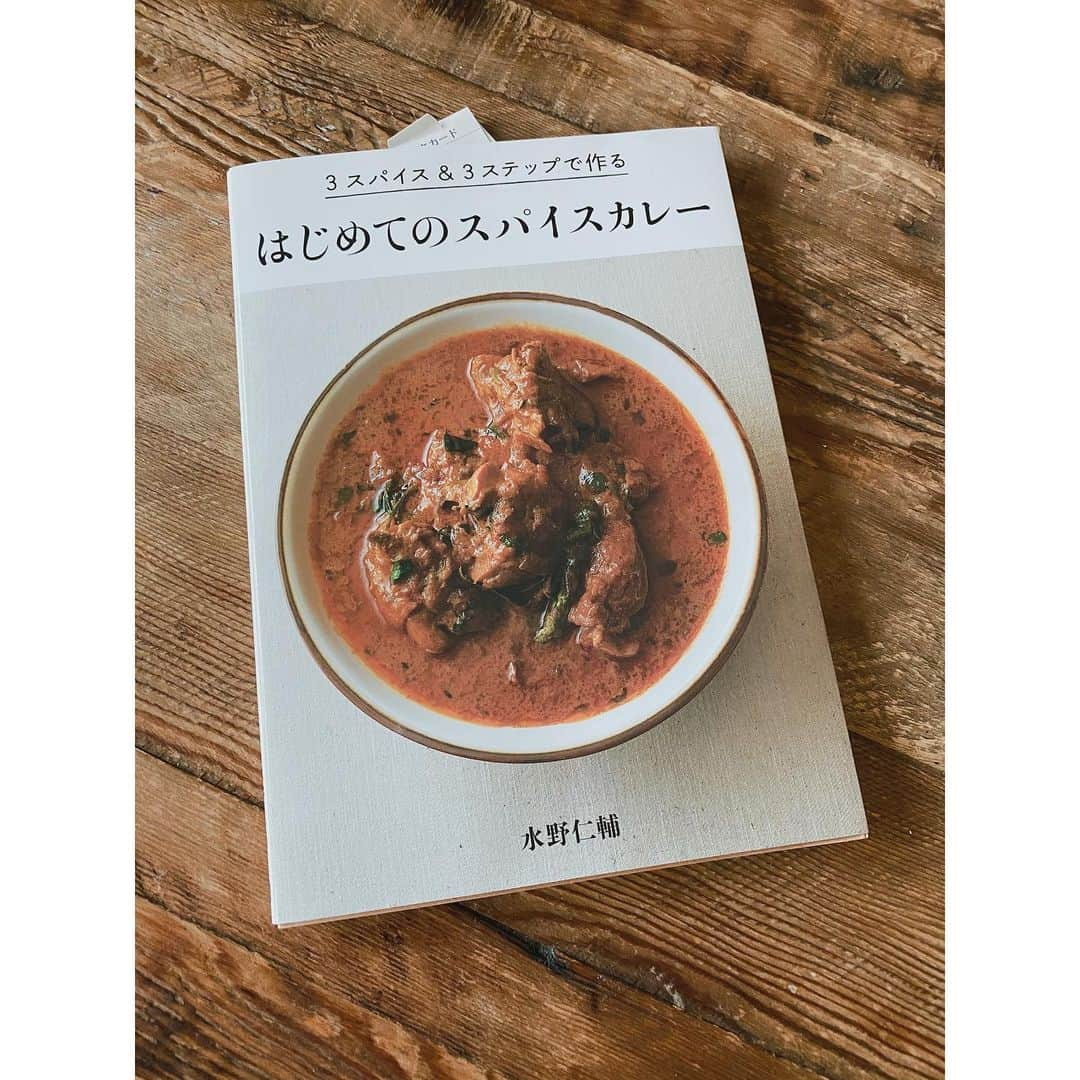 高山都さんのインスタグラム写真 - (高山都Instagram)「カレーを作った。 なんとなーく、集中できることが欲しい日曜日の楽しみにしてしまおうか…と。また新しい趣味になりそう。 参考にしたのは、#水野仁輔 さんの #はじめてのスパイスカレー とても分かりやすく、材料も少ないから、カレー初心者には最高の入門編の本。 とても分かりやすく、ホントおすすめです。 これを見ながら、自分でクミンや塩麹、ウスターソース、レーズンを加えて、鶏胸ひき肉にはにんじんのすりおろしを1本分足して。 そしたら、ものすごく美味しく出来まして。 今朝の仕事前に食べた。 ひとりで食べてると、美味しいと思うんだけどなー、どうだろう…と、はじめてのスパイスカレーに、まだ確信が持てない。 そこで、我が家での撮影終わりに、スタッフさん達に恐る恐る出してみた。 「美味しいー！」連発で、なんか素直に嬉しかった。 よし、ちょっとずつ、カレーのレパートリー増やしていこう。 誰かに食べてもらえるって、いいな。うれしいな。 #みやれゴハン  #ブログみたいな文章になった #カレー記念日 #牧谷窯」2月17日 16時29分 - miyare38