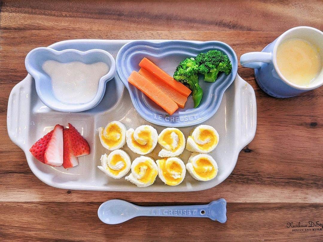 ソンイのインスタグラム：「息子のつかみ食べランチ👦🏻🥣🧃﻿ 食べてる様子はストーリーに🤤﻿ あと今までの離乳食事情や献立もハイライトにまとめています👩🏻‍🍳﻿ ﻿ 🍞かぼちゃペーストのロールパン﻿ 🥕にんじんスティックとブロッコリー﻿ 🌽コーンスープ﻿ 🍓いちご﻿ 🍨ヨーグルト﻿ ﻿ ロールパンは、﻿ ①耳を切った食パンを細長い4等分🍞﻿ ②なめらかにしたかぼちゃのペーストを塗ってくるくる巻く🌀🌀🌀﻿ ペーストが塗りづらかったら少量の牛乳かお水で伸ばします🥛﻿ 食パン1枚で作って切るスタイルでも👌🏻﻿ かぼちゃ以外でもお好きな野菜ペーストやフルーツジャムで❤️﻿ ﻿ 野菜スティックはお出汁で柔らかく煮てます🥕﻿ ヨーグルトは小岩井さんのが酸味が少なくてとろとろで赤ちゃんにも☺️﻿ スープなど汁物は私が持ってコップ飲みしてます🥣﻿ ﻿ #生後11ヶ月 #離乳食 #離乳食後期 #つかみ食べ﻿ #つかみ食べメニュー #かみかみ期 #ソンイ飯 #ソンイ離乳食 #ソンイ子供ご飯」