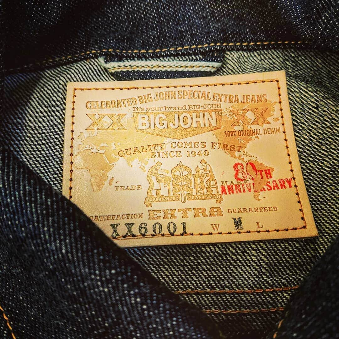 BIG JOHNさんのインスタグラム写真 - (BIG JOHNInstagram)「｢80周年ANNVERSARYモデルプロト！｣ 穿き込み開始から79日目！ 生と比較すると少しずつ成長が見受けられます！1年後、3年後の本藍の色落ちが今から楽しみです‼  @bigjohnshop @bigjohntokyo @bigjohnosaka #ビッグジョン#ビッグジョン児島本店#BIGJHON#ビッグジョン大阪#ビッグジョン東京#1940#ヴィンテージ#岡山#倉敷#児島#倉敷美観地区#デニム#セルビッチ#インディゴ#リサイクルコットン#綿花#80周年#仔猫ちゃん#猫#ラリー#jeans#Japanmade#denim#デニムパンツ#jeans#new#春デニム#刺繍#jeansfashion#brand#デニム」2月17日 16時54分 - bigjohnjeans