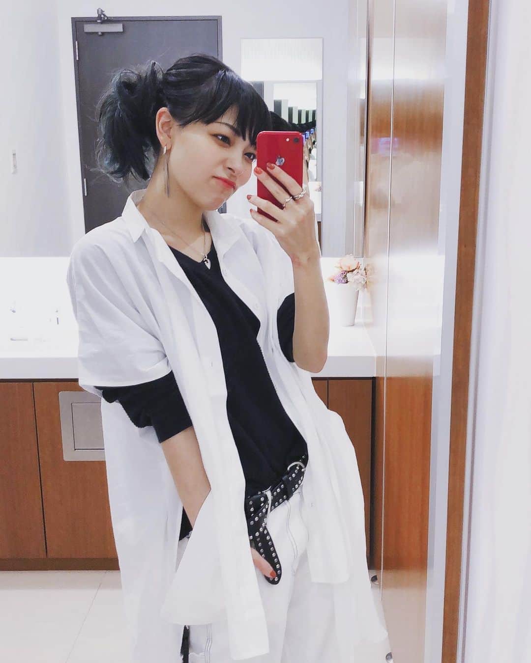 ジェニーのインスタグラム：「最近ほぼオールホワイトコーデにハマりそうです。  #ほーーーわいとーーー！！！　#とある日の #ootd #fashion #私服だよ✌︎ #もしかしたら消すかもー！#せっかくお洋服がカワイイから #いつものとこで撮り直すと思う 笑」
