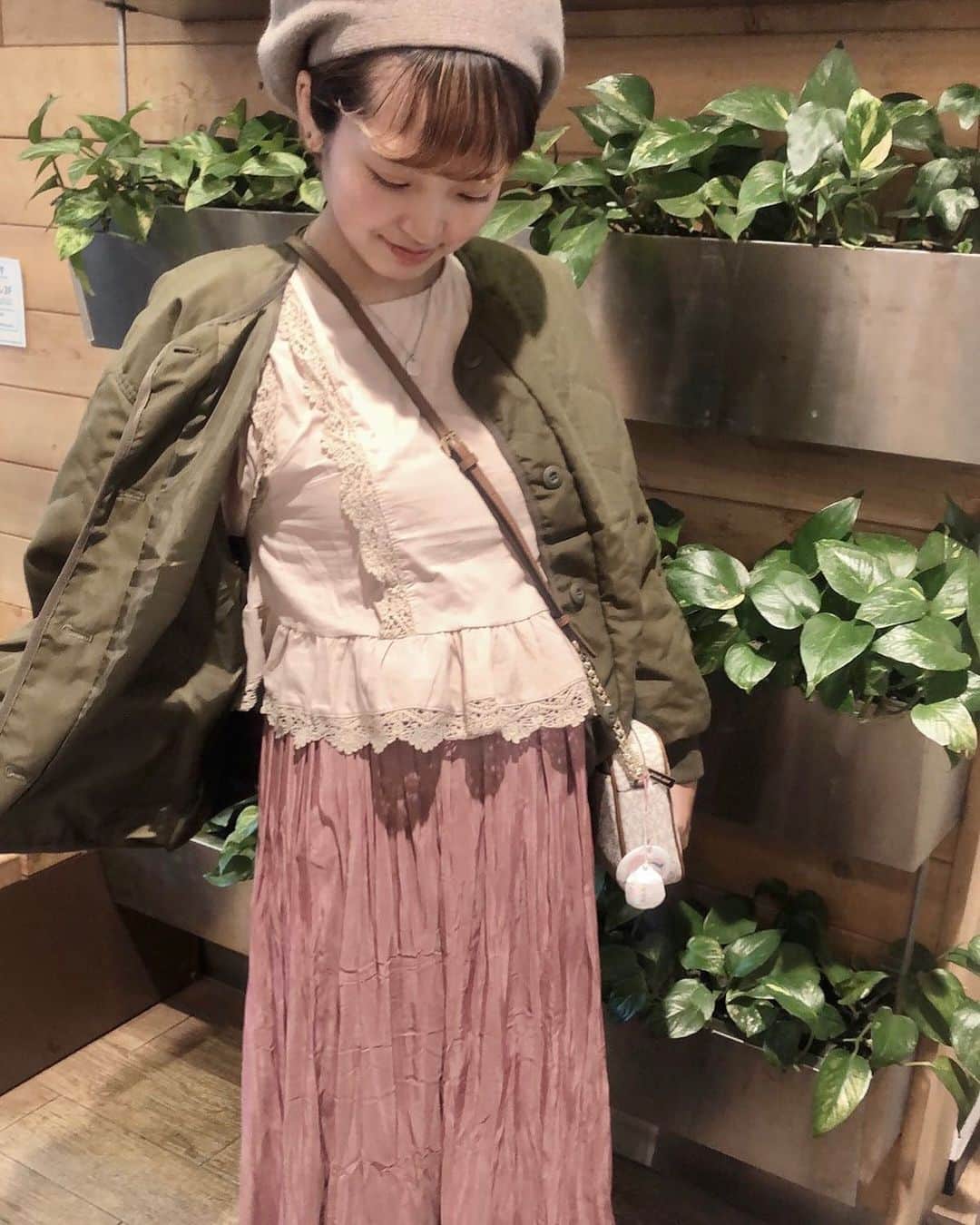 伊藤澄花のインスタグラム：「上下とも @fifth_store さんのお洋服🌼 マタニティのお店ではないんだけどスカートもウエストゴムで楽ちんだしトップスも短めで裾が広がるようねデザインでとても可愛かった☺️💓 産後着る時はもっと綺麗に着れるしそれもまた楽しみのひとつ💭✨ . . .  #fifth #fifthコーデ #マタニティコーデ #マタニティ #ootd #コーデ #経産婦 #妊婦コーデ #ベレー帽 #チュールスカート」