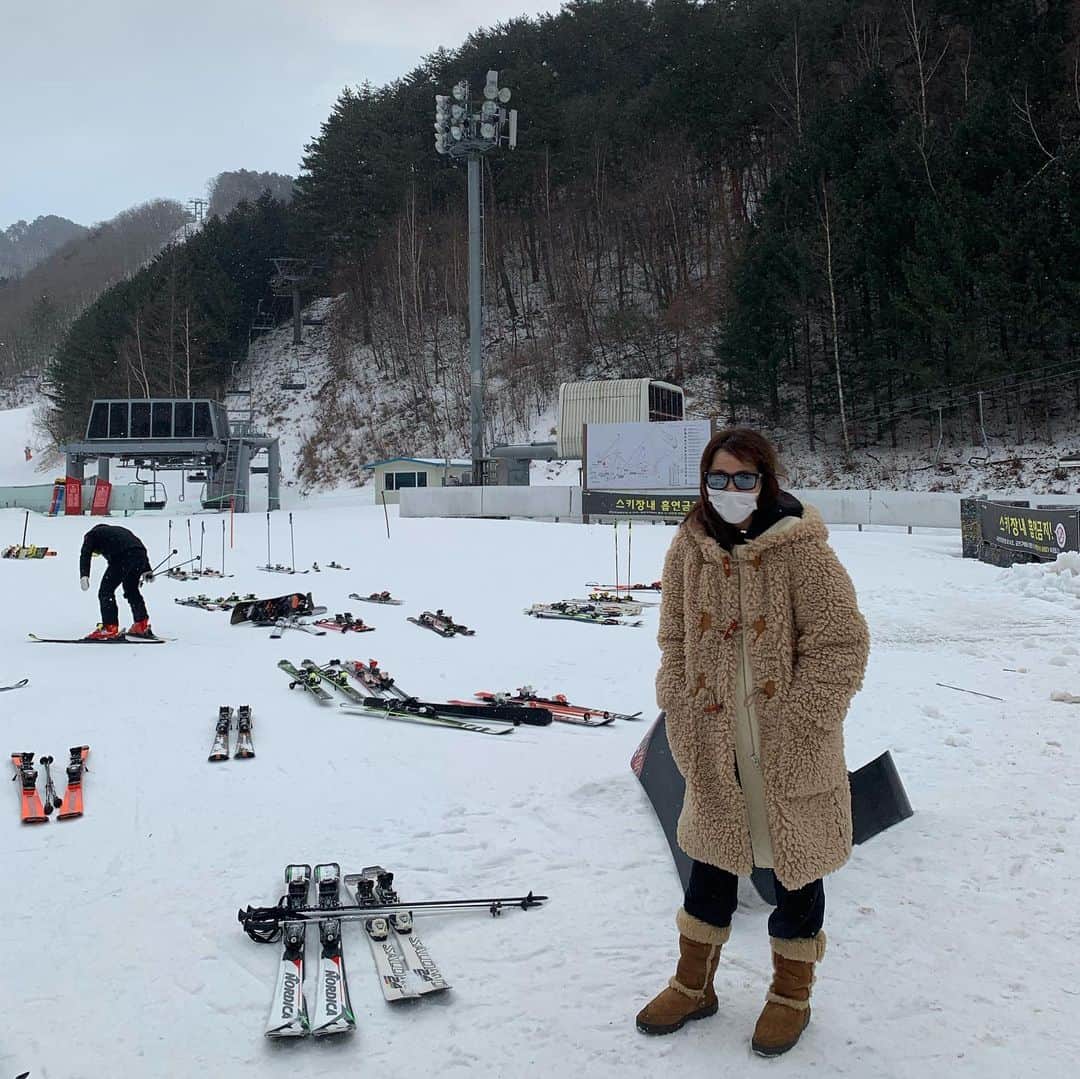 ハン・ジヘさんのインスタグラム写真 - (ハン・ジヘInstagram)「스키장에 온 비키 🎿🐶 사람들 시선을 한몸에 🤍」2月17日 16時58分 - jh_han