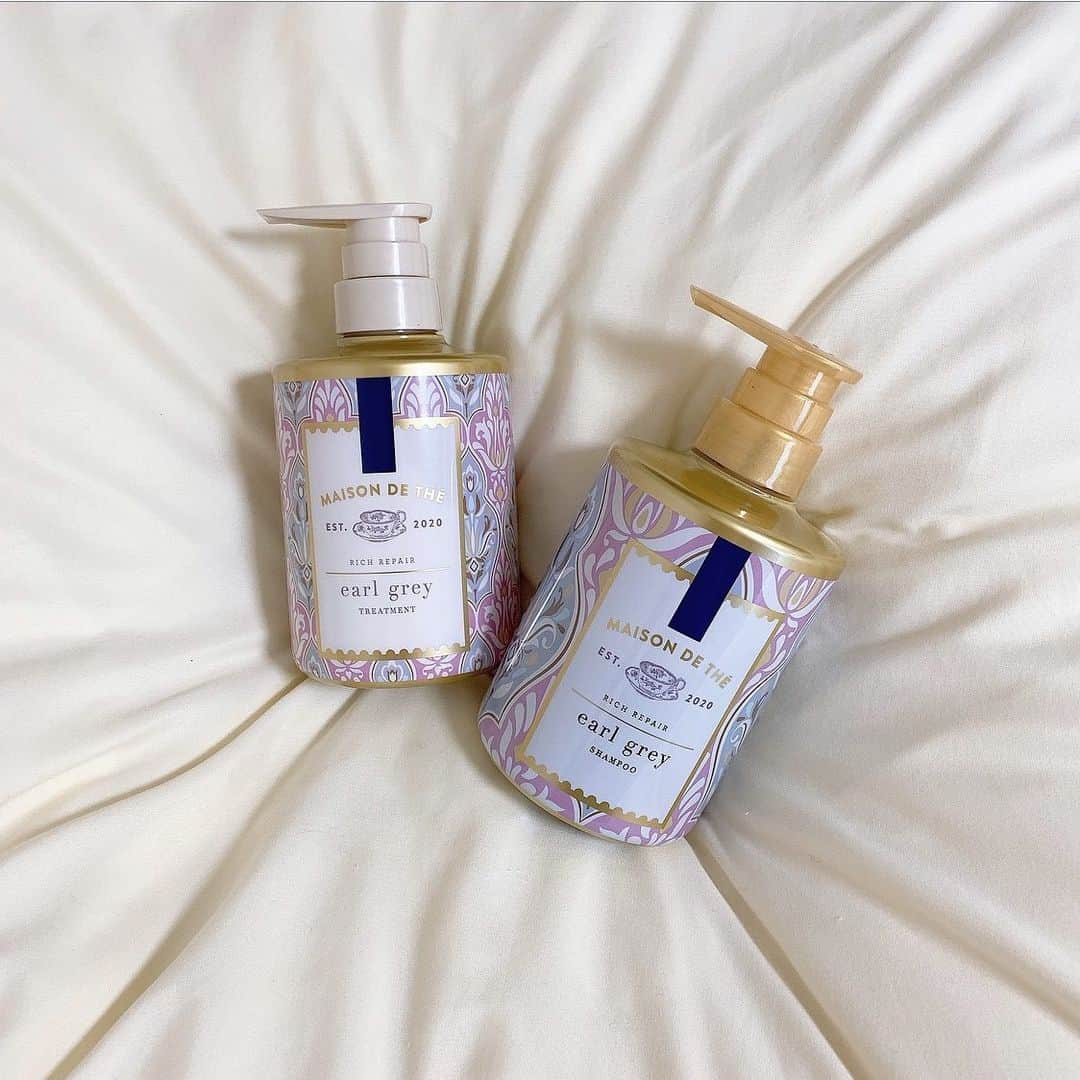 のインスタグラム：「. 新発売のシャンプー&トリートメントMAISON DE THÉを使ってみました☺🥰 紅茶の缶をイメージしたパッケージが可愛くて、アッサムティーエキスで潤いのある髪にしてくれます！アールグレイの香りがとっても良くてお風呂の時間もリラックスできますよ❤️ . @maisondethe_jp#メゾンドュテ#紅茶発想ヘアケア#アールグレイの香り#Ray #PR」