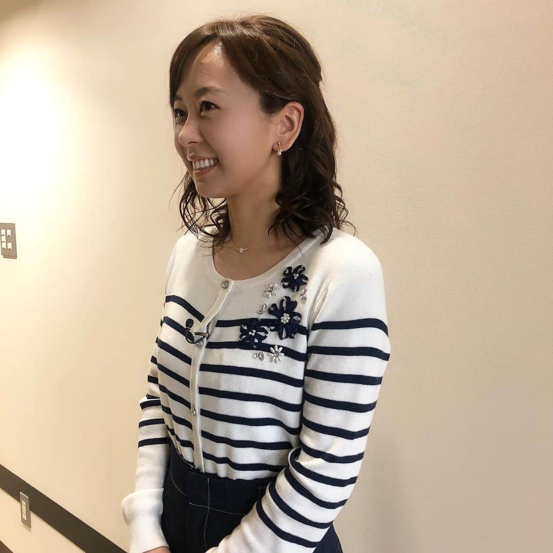 菊池良子さんのインスタグラム写真 - (菊池良子Instagram)「【#bs日テレ #汐留tv 毎週日曜 夜10時54分〜】 ・ ・ 短足の私の足がとーーーっても長く見えるのは靴とパンツ👖のおかげです😊 ・ ・ ・ デザイン一つでこんなに見た目は変わります♬ ・ ・ アクセサリーはシンプルでどんな服にも合いそうですね✨ ・ ・ ・ カーディガン&パンツ #DearPrincess @dearprincess9178 ・イヤリング&ネックレス：#OSEWAYA @osewaya_official ・パンプス：#DIANA #ダイアナ @dianashoespress ・ ・ ・ #女子アナ #今日のコーデ #fashion  #ootd #announcer #cordinate」2月17日 17時13分 - kikuryo627happy