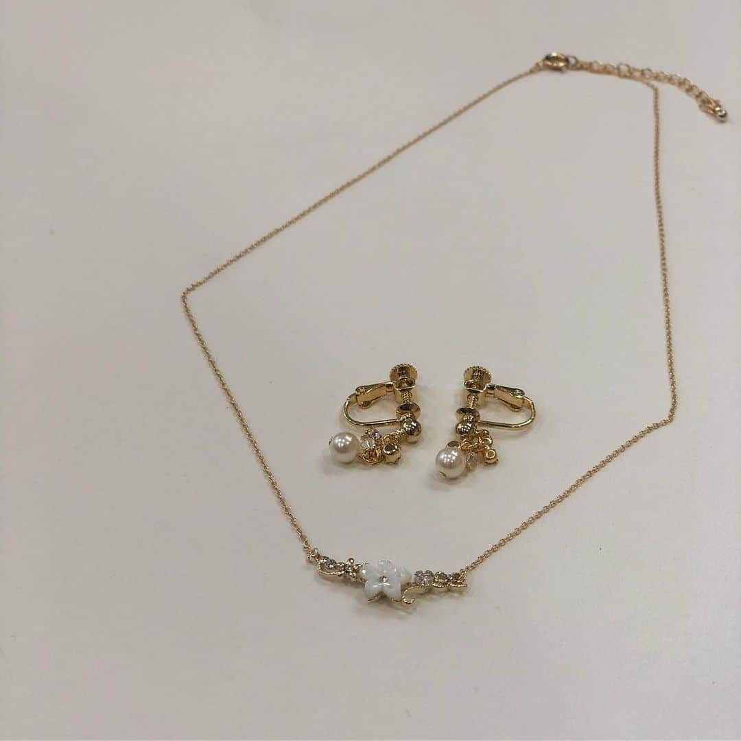 菊池良子さんのインスタグラム写真 - (菊池良子Instagram)「【#bs日テレ #汐留tv 毎週日曜 夜10時54分〜】 ・ ・ 短足の私の足がとーーーっても長く見えるのは靴とパンツ👖のおかげです😊 ・ ・ ・ デザイン一つでこんなに見た目は変わります♬ ・ ・ アクセサリーはシンプルでどんな服にも合いそうですね✨ ・ ・ ・ カーディガン&パンツ #DearPrincess @dearprincess9178 ・イヤリング&ネックレス：#OSEWAYA @osewaya_official ・パンプス：#DIANA #ダイアナ @dianashoespress ・ ・ ・ #女子アナ #今日のコーデ #fashion  #ootd #announcer #cordinate」2月17日 17時13分 - kikuryo627happy