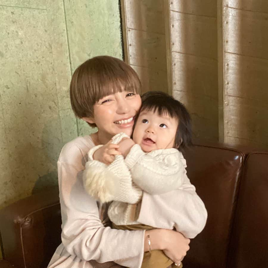 長谷川あやさんのインスタグラム写真 - (長谷川あやInstagram)「👩‍👧👩‍👧👩‍👧#baby#mama#令和ベイビー#生後8ヶ月#0歳#赤ちゃんのいる生活#新米ママ#女の子ママ#小夏のいる生活#ママコーデ#152せんちこーで ・ ・ ・ 最近帽子は完全におもちゃ👧💭 （大人しくかぶってくれていた日々が懐かしい、、、笑） ・ 今日はWあやでランチ👯‍♀️💓 東京来るたびに小夏とたくさん 遊んでくれて嬉しいな〜😋✌️ ・ あやのおかげで久しぶりに ゆっくりランチできた👏✨✨ @ancororiin 👩‍🦰💓 ・ 周りの席の方々もたくさん遊んでくれて 東京もなかなかあたたかいのです、、、😌💛」2月17日 17時05分 - ayasuke_0516