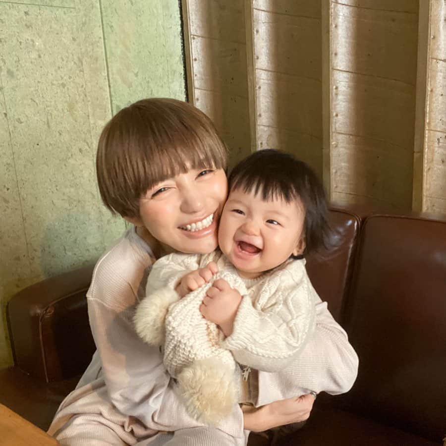 長谷川あやさんのインスタグラム写真 - (長谷川あやInstagram)「👩‍👧👩‍👧👩‍👧#baby#mama#令和ベイビー#生後8ヶ月#0歳#赤ちゃんのいる生活#新米ママ#女の子ママ#小夏のいる生活#ママコーデ#152せんちこーで ・ ・ ・ 最近帽子は完全におもちゃ👧💭 （大人しくかぶってくれていた日々が懐かしい、、、笑） ・ 今日はWあやでランチ👯‍♀️💓 東京来るたびに小夏とたくさん 遊んでくれて嬉しいな〜😋✌️ ・ あやのおかげで久しぶりに ゆっくりランチできた👏✨✨ @ancororiin 👩‍🦰💓 ・ 周りの席の方々もたくさん遊んでくれて 東京もなかなかあたたかいのです、、、😌💛」2月17日 17時05分 - ayasuke_0516