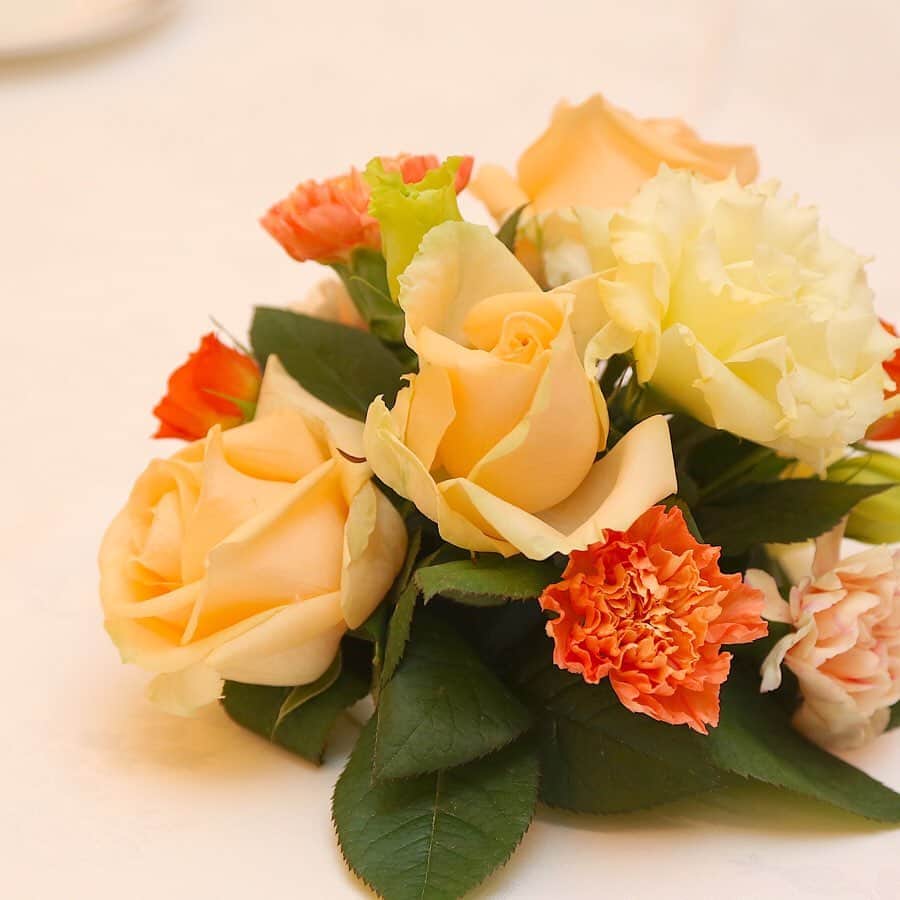 家族挙式さんのインスタグラム写真 - (家族挙式Instagram)「@kazoku_wedding をフォローして、 #家族挙式 でお写真を投稿してくださいね＊* . ------------------- 黄色やオレンジなど パッと心が明るくなるような カラーを基調にコーディネートを 選ばれたおふたり＊ ウェルカムスペースには お子さまと一緒の お写真を飾って*  会場：#リーガロイヤルホテル広島 ------------------- . ❁テレビCM放映中 ▹▸ ”家族挙式ベスト”なら 【挙式・衣裳・美容・写真】が含まれたプランが99,000円〜叶います＊ ▽予約はTOPのリンクから❁ >>> @kazoku_wedding ------------------- #家族挙式 #ベストアニバーサリー #家族 #Family #家族婚  #bestanniversary #少人数婚 #ウェディング #結婚式準備 #結婚式 #フォトウェディング #プレ花嫁 #卒花 #日本中のプレ花嫁さんと繋がりたい #花嫁 #卒花嫁 #国内挙式  #weddingdress #ウェディングドレス #プラコレ #Dressy花嫁 #2020秋婚 #2020春婚 #2020夏婚 #2020冬婚 #セントアクアチャペル #テーブルコーディネート #高砂 #ウェルカムスペース」2月17日 17時06分 - kazoku_wedding