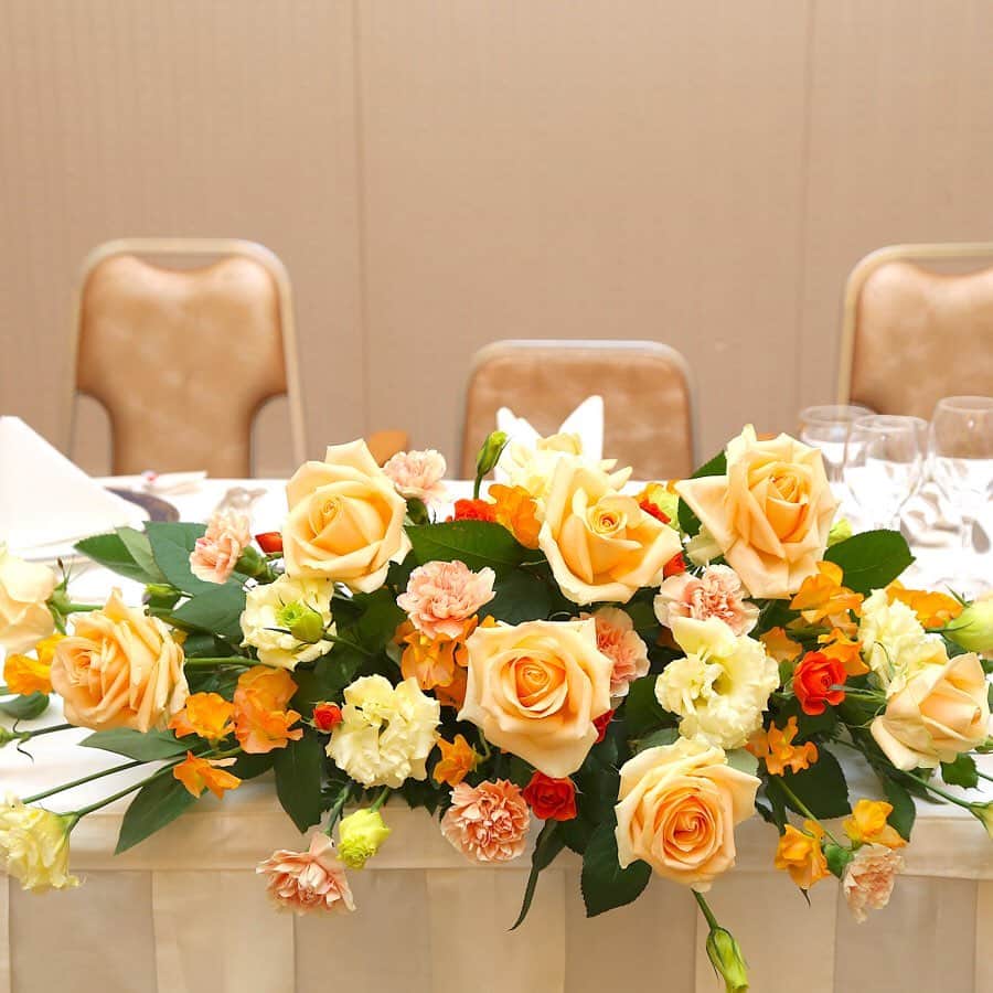 家族挙式さんのインスタグラム写真 - (家族挙式Instagram)「@kazoku_wedding をフォローして、 #家族挙式 でお写真を投稿してくださいね＊* . ------------------- 黄色やオレンジなど パッと心が明るくなるような カラーを基調にコーディネートを 選ばれたおふたり＊ ウェルカムスペースには お子さまと一緒の お写真を飾って*  会場：#リーガロイヤルホテル広島 ------------------- . ❁テレビCM放映中 ▹▸ ”家族挙式ベスト”なら 【挙式・衣裳・美容・写真】が含まれたプランが99,000円〜叶います＊ ▽予約はTOPのリンクから❁ >>> @kazoku_wedding ------------------- #家族挙式 #ベストアニバーサリー #家族 #Family #家族婚  #bestanniversary #少人数婚 #ウェディング #結婚式準備 #結婚式 #フォトウェディング #プレ花嫁 #卒花 #日本中のプレ花嫁さんと繋がりたい #花嫁 #卒花嫁 #国内挙式  #weddingdress #ウェディングドレス #プラコレ #Dressy花嫁 #2020秋婚 #2020春婚 #2020夏婚 #2020冬婚 #セントアクアチャペル #テーブルコーディネート #高砂 #ウェルカムスペース」2月17日 17時06分 - kazoku_wedding