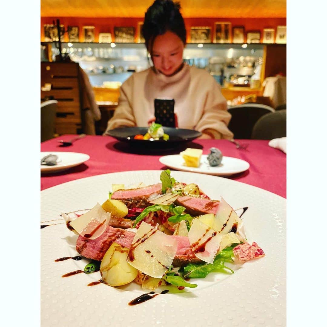 武田訓佳さんのインスタグラム写真 - (武田訓佳Instagram)「旅行、 ってほどじゃないけど 日常から少し離れる感じ。 ・ ・ ナチュラルに たくさん笑った日。 ・ 心にすごく贅沢な時間だったなぁ。 ・ ・ ・ 泊まったのは北浜の @canvasosakakitahama ・ ・ 近くのごはん屋さんにふらっと入って 美味しいもの食べて ちょっと飲んで。 ホテルでパックしながらお喋り💭💛 ・ ・ なぁんか幸せ。 ・ ・ #お泊まり会 #女子旅 #nap #幸 #癒 #❤️ #女子会 #カラオケ #dinner #cafe #心の充電 #次は🐭🏰 …？💕 ・ ・ 質問くださったこのホテル、 アメニティとか設備とか cafeスペースも充実してて とても居心地が良かった☕️🤍 自分でブレンド作れるの素敵😇 泊まらなくてもコーヒーだけ飲み来たい💕 ・ フォローキャンペーンやってて フォローといいねで宿泊券があたるそう🤩 ぜひに💛」2月17日 17時06分 - kunika0117