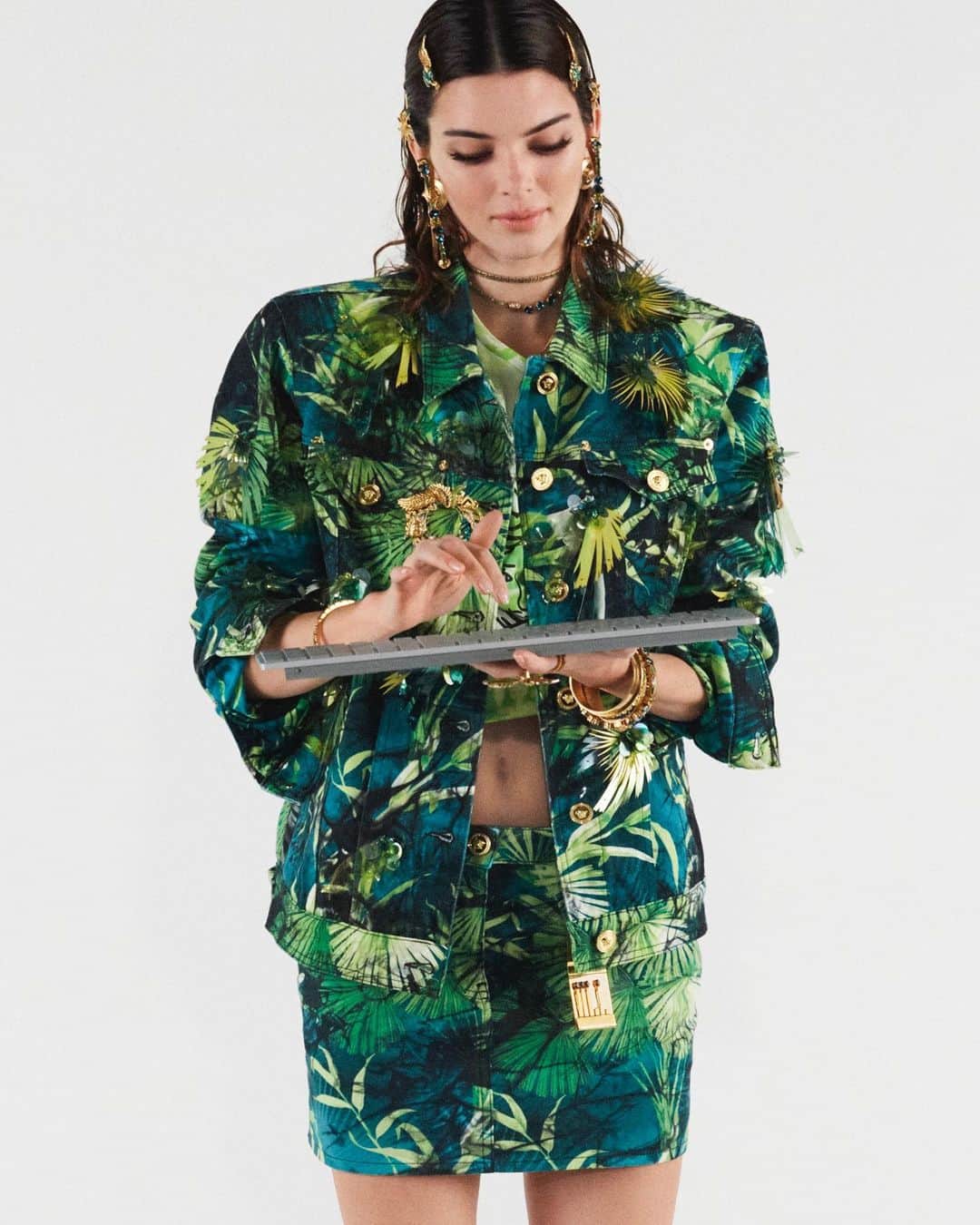 ジャンニヴェルサーチさんのインスタグラム写真 - (ジャンニヴェルサーチInstagram)「@kendalljenner wears a Jungle print denim total look behind the scenes of the #VersaceSS20 campaign. The oversized jacket is enriched with sculptural palm leaf embroidery. Available now at the link in bio.」2月17日 17時06分 - versace