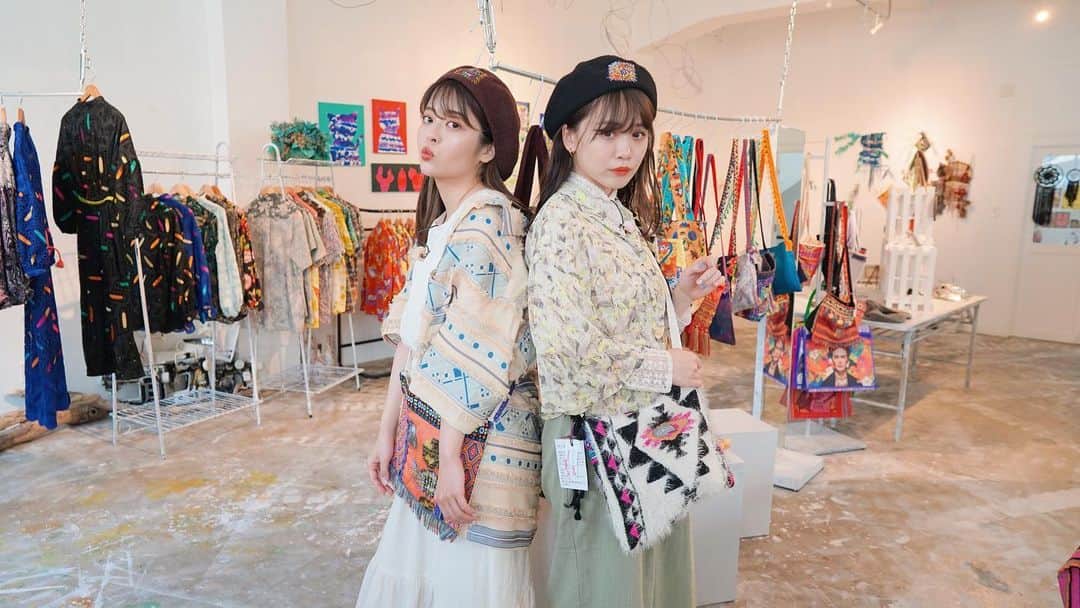 TaVisionのインスタグラム：「続いては、お洋服&雑貨屋 #WPYgallery へ。﻿ ﻿ 店内にある刺繍アイテムは全て﻿ 店長さんの手縫いなんだそう、、！﻿ ﻿ 個性的な柄物のお洋服も沢山あったり﻿ 見てて凄くワクワクする雑貨ばかり、、！﻿ ﻿ ﻿ せっかくなので、﻿ ﻿ 今日着てきたお洋服にプラスワンして、﻿ 全身イメチェンコーデしてみました！☺️﻿ ﻿ シンプルな無印コーデにワンポイントになって﻿ 本当に可愛い、、、一気にオシャレ度UP！﻿ ﻿ ﻿ セレクトのアクセなども販売してるみたいです！﻿ 旅の思い出に是非いってみて下さいね☺️﻿ ﻿ ﻿ ﻿ ⭐️ WPY gallery﻿ ーーーーー﻿ ▷住所　那覇市牧志3-12-1 牧志ビル2F﻿ ﻿ ▷営業時間 11:00〜18:00﻿ ﻿ ▷TEL 070-5539-0834﻿ ﻿ ▷定休日 火曜日﻿ ーーーーー﻿ ﻿ ✈ #沖縄TaVision #なはぐらむTV﻿ ﻿ ﻿ #TaVision #女子旅 #沖縄 #沖縄女子  #お　沖縄旅 #沖縄旅行 #沖縄観光  #ゆうこす #菅本裕子 #ももち #牛江桃子 #suisavon #suisavon首里石鹸 #石鹸」
