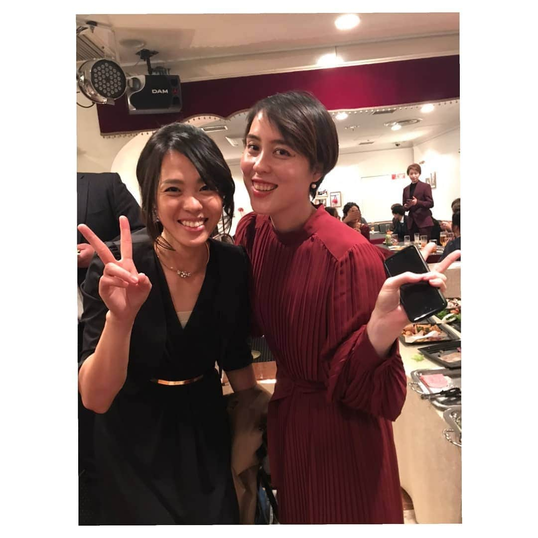 大山未希さんのインスタグラム写真 - (大山未希Instagram)「❤② 素敵夫婦の間にいれてもらった😊 式のデザートがビュッフェスタイルなのが まりらしい。 ケーキよりお茶漬けにくいついてしまった 洋顔和服和食です(笑) 引退すると他のチームだし年齢も違う子と 普通に話せちゃうよね✨✨✨ 二次会の様子も何枚か👍 二次会から参加のえいこーちゃんが まぁうるさかった(笑) #モンブランうりめぐ🌰 #二次会は着替えました ↓」2月17日 17時18分 - miki_oyama1003