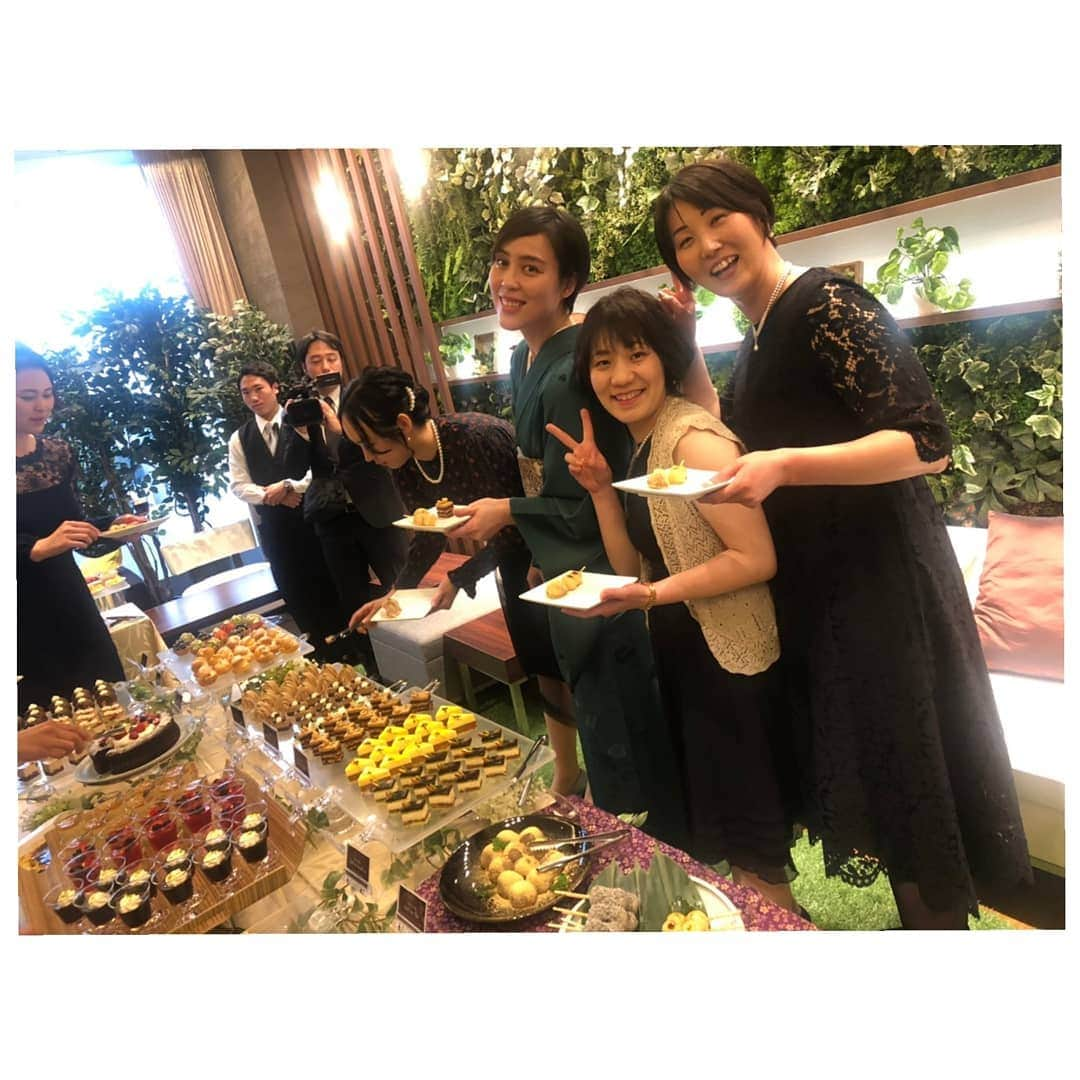 大山未希さんのインスタグラム写真 - (大山未希Instagram)「❤② 素敵夫婦の間にいれてもらった😊 式のデザートがビュッフェスタイルなのが まりらしい。 ケーキよりお茶漬けにくいついてしまった 洋顔和服和食です(笑) 引退すると他のチームだし年齢も違う子と 普通に話せちゃうよね✨✨✨ 二次会の様子も何枚か👍 二次会から参加のえいこーちゃんが まぁうるさかった(笑) #モンブランうりめぐ🌰 #二次会は着替えました ↓」2月17日 17時18分 - miki_oyama1003