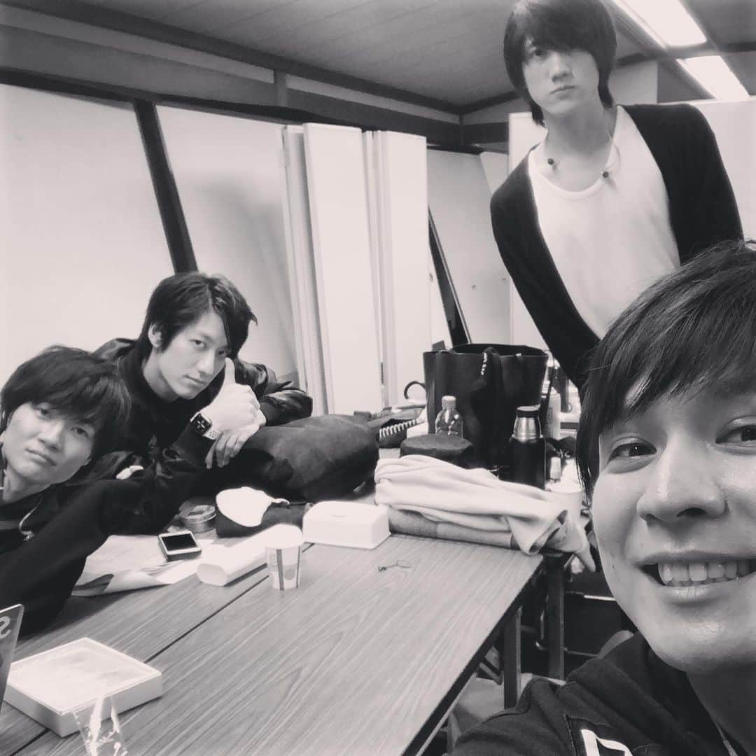 風間由次郎のインスタグラム：「ギリギリまで立ち位置と振りの確認をする俳優達。 #思い出 #ハンサムライブ #同じ曲でも立ち位置が3パターンくらいあった」