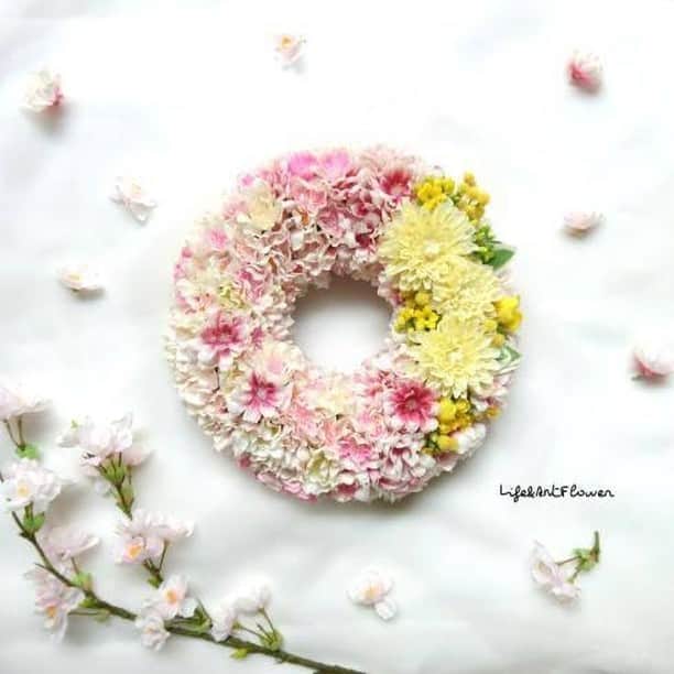 東京堂アーティフィシャルフラワーMAGIQのインスタグラム：「🎁MAGIQ キャンペーン💐 【スプリングギフトキャンペーン】 💫💫💫💫💫💫💫💫💫💫💫💫 👑【入賞】発表❗️👑 ✳️💫Congratulations🏆💫✳️ 🎊おめでとうございます🎉🎊 ・ Photo by @lifeandartflower 👏👏👏 ・ 💫💫💫💫💫💫💫💫💫💫💫💫 素敵な写真タグ付けして、キャンペーンに投稿していただきありがとうございます🙇 ・ 素敵な写真を共有させて頂きます♪ ・ これからも @magiq.jp をよろしくお願いいたします。 ・ 🔸🔸🔸🔸🔸🔸🔸🔸🔸🔸🔸🔸 【スプリングキャンペーン ご参加頂きました皆様】 キャンペーンへのご参加頂き、 誠にありがとうございました🙇‍♂️ ・ 今後も、キャンペーンは続きますので次回キャンペーンも参加よろしくお願い致します🙇‍♂️ ・ #MAGIQ#MAGIQのある暮らし#TOKYODO#東京堂#アーティフィシャルフラワー#アーティフィシャル#フラワー#アートフラワー#造花#花のある暮らし#花のある生活 #花好きな人と繋がりたい#フラワーデザイン#フラワーアレンジメント#フラワーアレンジ#アレンジメント#キャンペーン #ギフト#贈り物#springflowers #artificialflower#artificialflower」