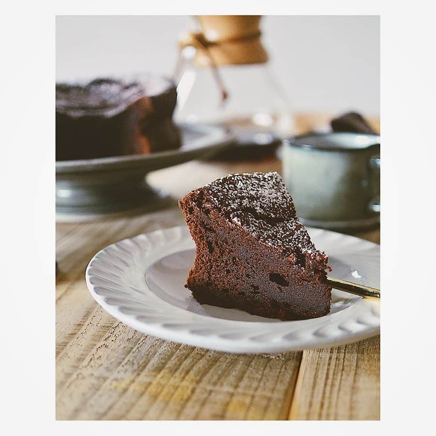 Natsuko Motoiのインスタグラム：「Chocolate cake 🍫 . #valentine  #valentineday . . . . #ガトーショコラ　#バレンタイン　#おやつ　　#おうちごはんlover #おうちカフェ #cake #chocolatecake  #暮らし　#うつわ　#vscofood #foodvsco  #igersjp  #フーディーテーブル #wp_deli_japan #coffee」
