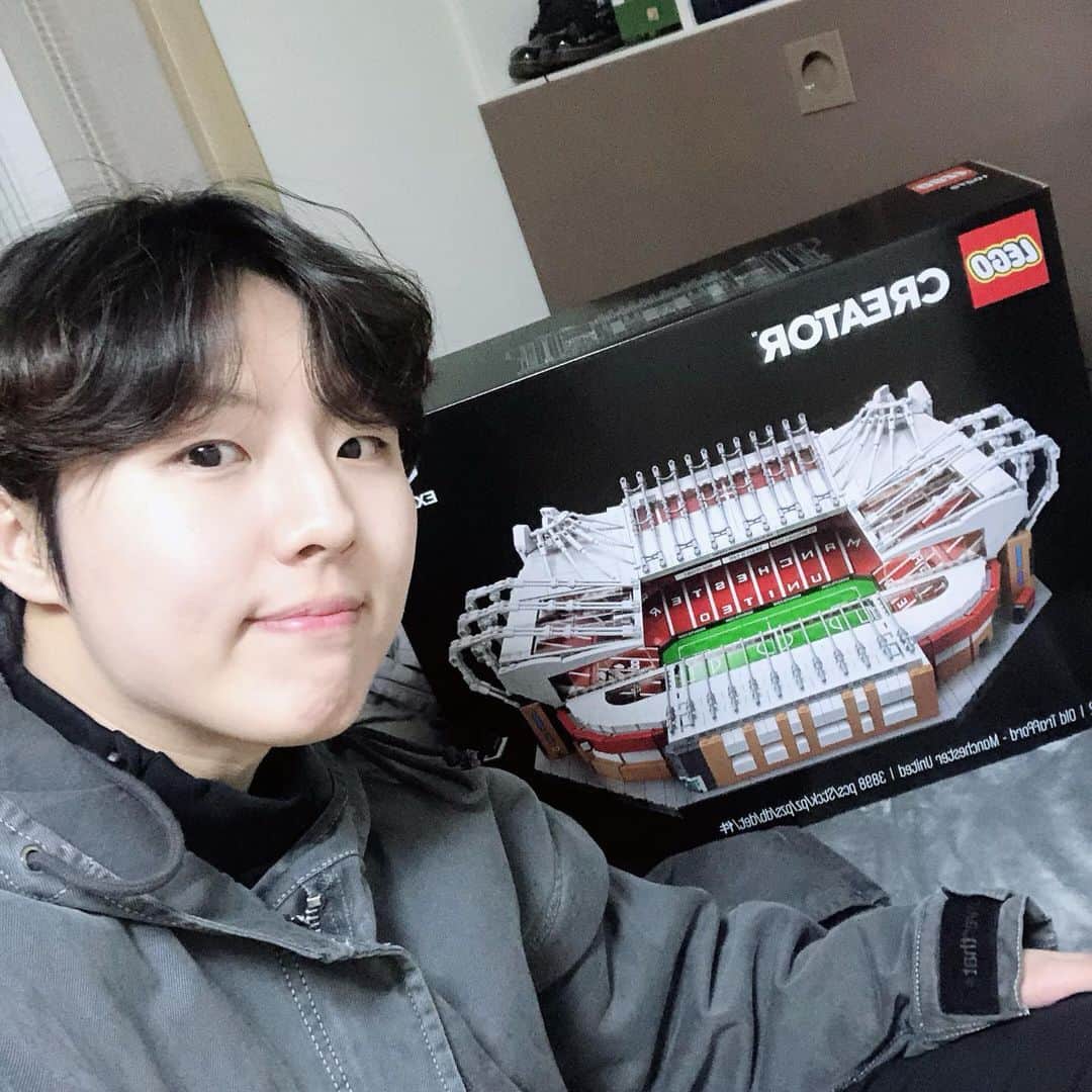 ユ・スンウのインスタグラム：「바르샤 팬인데 맨유도 좋아해야하나.. 레고🙏  참! 뮤지컬 첫공 덕분에 잘 마쳤습니다 감사합니다❤️ @lego #레고 #올드트래포드  #맨유 #맨체스터유나이티드」