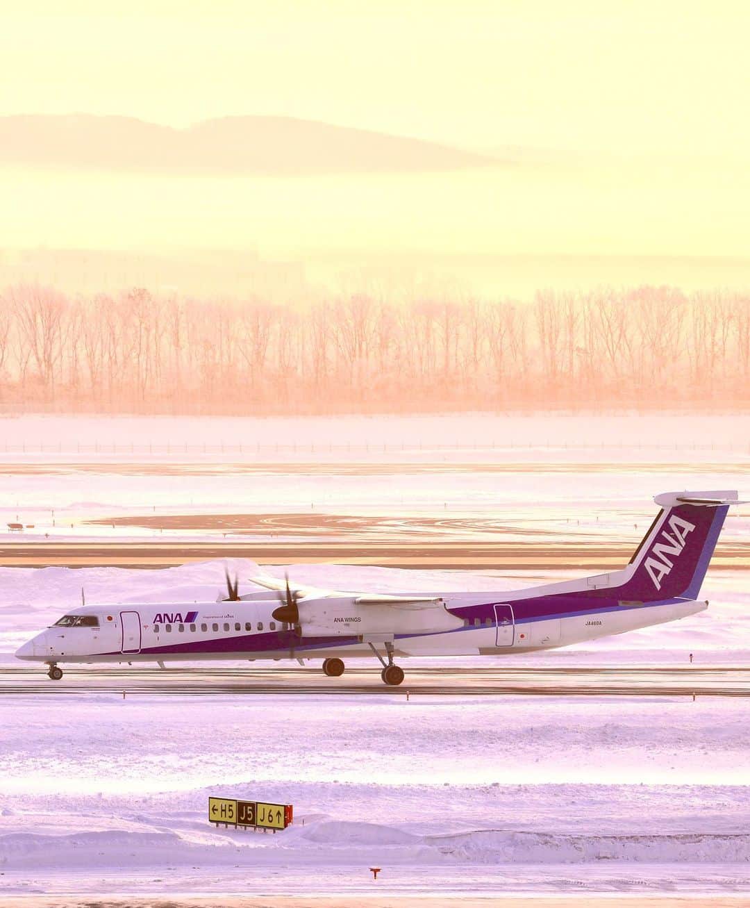 ANAのインスタグラム：「白銀の世界を駆けぬけて🛫  #新千歳空港 #冬季運航 #q400 #寒さの中にある風景 #白銀の世界 #北国の冬 #冬景色 #黄金色  #輝く景色 #日本の景色  #旅のはじまり #プロペラ機  #雪 #幻想的 #春の暖かさが恋しい #ソラマニ_ヒコーキ  #snow #winter #japantrip #anaairplane #travel #ana_jp  ANAの飛行機は「#ソラマニ_ヒコーキ 」をつけて投稿してね🌻インスタや各メディアでご紹介していきます✈️」