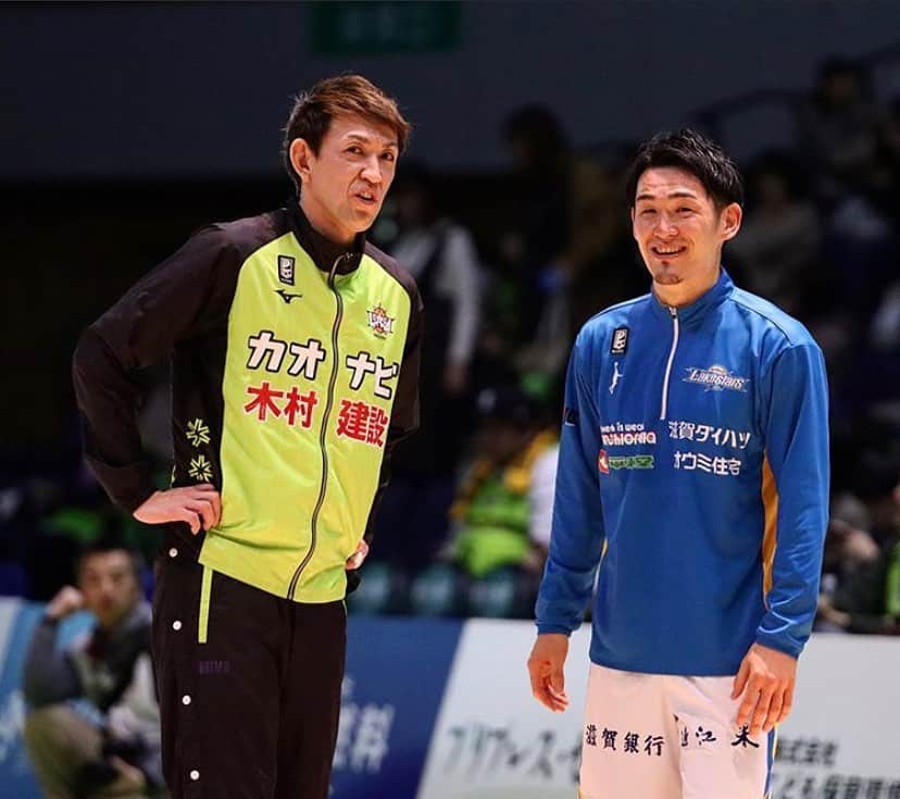 のインスタグラム：「折茂さんとの最後の対戦でした。 寂しいな。。。 たくさんの感謝。  久しぶりのきたえーるでの試合楽しかったな！  #折茂武彦　#レジェンド　#le9end  #写真お借りしましたありがとうございます」
