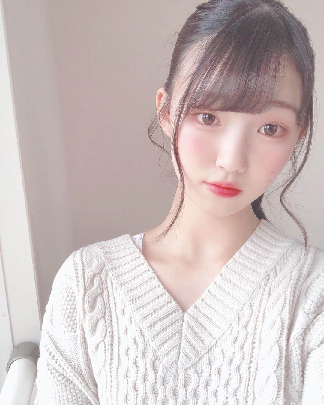 七海美紗のインスタグラム：「ポニーテール⸜❤︎⸝‍ 学校以外でポニーテールしたの久しぶりだったかも（ ¨̮ ） ・ ・ ・ #七海美紗  #ななみみさ #ななみみ #プラチナムプロダクション  #platinumproduction  #アイドル #中2 #中学2年生 #中2女子 #馬のしっぽ  #ポニーテール #ゆる巻き  #ゆるまき #ゆるふわ巻き #黒髪  #透明感 #ちゅるん #ニット #ベージュニット  #vネック  #vネックニット #儚い  #儚い系女子  #色白  #色白女子  #鎖骨 #ふわ #コスメ好きさんと繋がりたい #雰囲気推してください」