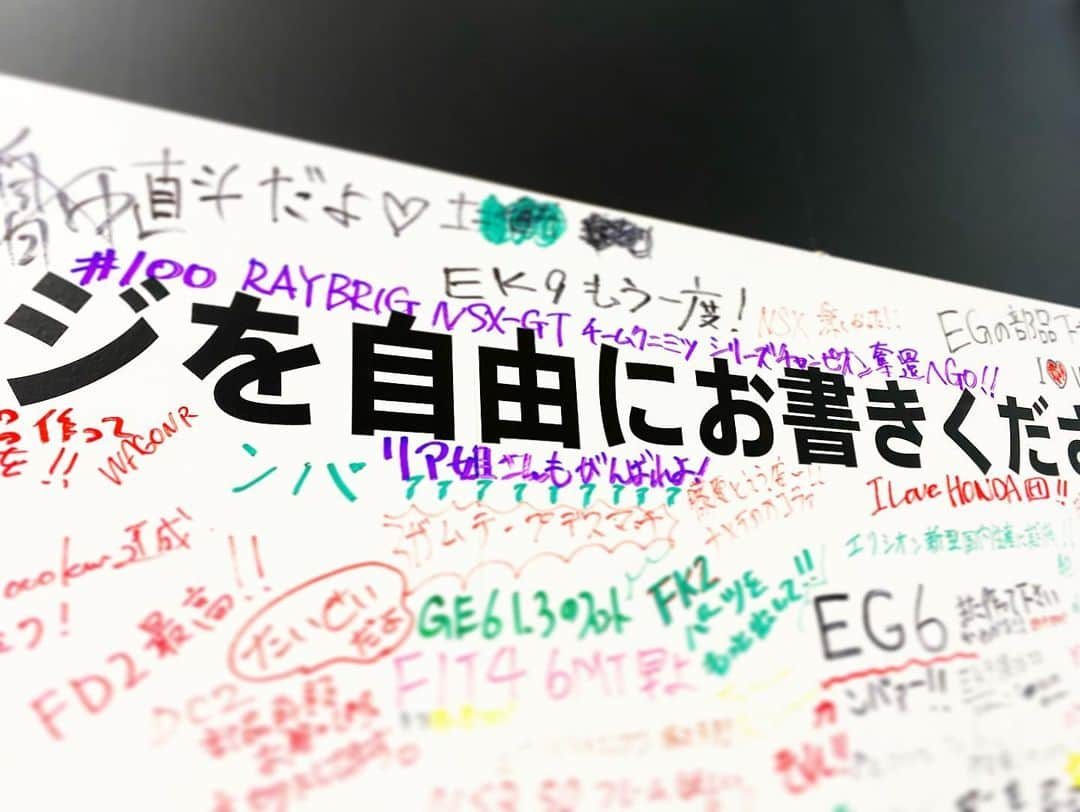 水村リアさんのインスタグラム写真 - (水村リアInstagram)「Osaka Auto Messe 2020🚘﻿ ﻿ 数年前にお仕事で一度だけ来たことがある﻿ 大阪オートメッセに行ってきました🙋‍♀️﻿ TASとはまた雰囲気の違うイベントで﻿ 大阪らしい？カスタムカーの展示がいっぱい😄﻿ ﻿ ﻿ ﻿ 真っ先に足を運んでしまうのはHondaブース。﻿ 99ちゃんが遠征してました。﻿ 今年のNSX-GTはエキゾースト出口が右サイドにあって﻿ カラーリングデザインの際には難しいのだそうだけど…﻿ わたしは実はここが好き😍﻿ シーズンインして真っ黒になってしまうであろう﻿ この出口の部分を早く見たい(趣味の癖強い﻿ ﻿ お客さんが書き込めるメッセージボードに﻿ 100号車チャンピオン奪還！の文字が❤︎﻿ 叶えるためにわたしも今シーズンもがんばろう。﻿ と思ったら、わたしのこともw﻿ ありがとうございました😛﻿ ﻿ ﻿ ﻿ SUPER GTブースのトークショーを見たり﻿ 他メーカーさんのブースを堪能したり﻿ 久しぶりにプライベートでイベントを満喫しました😇﻿ ﻿ ﻿ ﻿ ﻿ 今日まで2日間大阪も満喫できてリフレッシュ❤︎﻿ たこ焼き美味しかったわあ…😍﻿ ﻿ ﻿ ・﻿ ・﻿ ・﻿ #OAM2020  #大阪﻿ #hondansxgt #supergt #supergt2020﻿ #サーキットへ行こう」2月17日 17時35分 - leah_mizumura