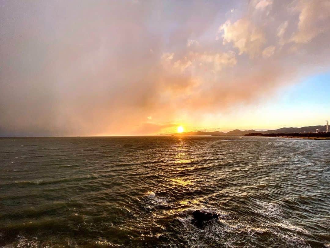 祥吉さんのインスタグラム写真 - (祥吉Instagram)「赤穂御崎17時30分の空 雪がちらつく寒い夕暮れ 夜にかけて一段と寒くなる予報です 皆様暖かくしてお過ごし下さい #播州赤穂#赤穂#赤穂御崎#赤穂温泉#赤穂温泉祥吉#潮彩きらら祥吉 #祥吉#温泉#旅行#旅館#瀬戸内海#兵庫県#海#空#雪雲#雲#夕空#夕陽#夕暮れ時#夕暮れ#ドライブコース」2月17日 17時47分 - akoshokichi