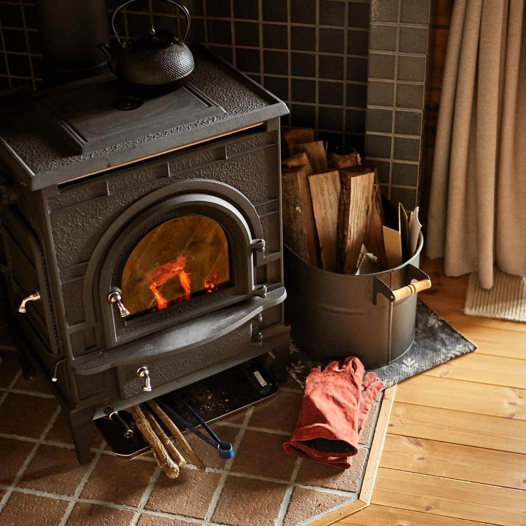 BESSの家さんのインスタグラム写真 - (BESSの家Instagram)「「薪ストーブは憧れでしたね。家じゅう暖まるし、体の芯からぬくもります。それに、炎を眺めながらゆったりするのは冬場のいちばんの楽しみです。」 . https://www.bess.jp/ . #BESSの家 #住むより楽しむBESSの家 #住むより楽しむ #スローライフ #Gログ #三角屋根 #木の家 #ログハウス #BESSオーナーの暮らし #BESSユーザーの暮らし #LOGWAY #梺ぐらし #暮らし #暮らしを楽しむ #薪ストーブ #ストーブ」2月17日 17時40分 - bess_slowlife
