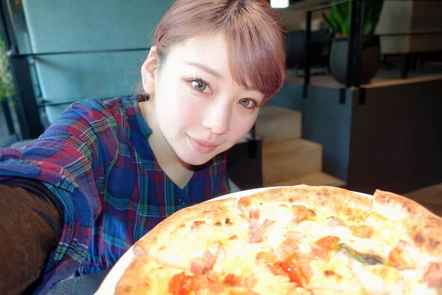 あやつるぽんさんのインスタグラム写真 - (あやつるぽんInstagram)「... 釜焼きピッツァ . . . 三階建ての一階は奄美大島の森をイメージした グリーンハウスヴァルトに行ってきた🥳 まず、3階全部お店ってすごすぎ！ 緑に癒されながらゆっくりできて美味しかったー！ そして紅茶は西宮の有名な 紅茶専門店ムレスナの方がプロデュースしてるそうで めちゃくちゃ美味しくいただきました！ ソフトクリームも最高🍦 . . 美容室お休みやのにカラーしてもらった😭 . #三ノ宮カフェ #三宮カフェ #三宮ランチ　#三ノ宮ランチ　#三宮グルメ  #三ノ宮 #ピッツァ #パスタ　#greenhousewald #グリーンハウスヴァルト #釜焼きピッツァ」2月17日 17時41分 - ayatsurupon