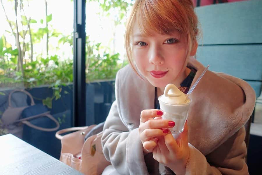 あやつるぽんさんのインスタグラム写真 - (あやつるぽんInstagram)「... 釜焼きピッツァ . . . 三階建ての一階は奄美大島の森をイメージした グリーンハウスヴァルトに行ってきた🥳 まず、3階全部お店ってすごすぎ！ 緑に癒されながらゆっくりできて美味しかったー！ そして紅茶は西宮の有名な 紅茶専門店ムレスナの方がプロデュースしてるそうで めちゃくちゃ美味しくいただきました！ ソフトクリームも最高🍦 . . 美容室お休みやのにカラーしてもらった😭 . #三ノ宮カフェ #三宮カフェ #三宮ランチ　#三ノ宮ランチ　#三宮グルメ  #三ノ宮 #ピッツァ #パスタ　#greenhousewald #グリーンハウスヴァルト #釜焼きピッツァ」2月17日 17時41分 - ayatsurupon