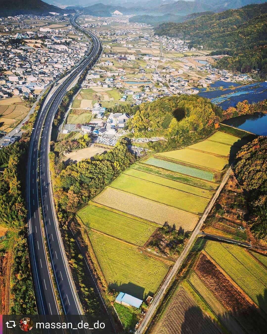 兵庫県さんのインスタグラム写真 - (兵庫県Instagram)「兵庫県公式インスタグラム『love_hyogo』です。  love_hyogoでは皆さんが#lovehyogo のハッシュタグを付けて投稿していただいた写真から素敵な写真をご紹介させていただきます。  本日のピックアップは @massan_de_do さんのお写真です👑 ハッシュタグをつけての投稿ありがとうございます🙏  写真は気球から臨む加西市の景色です📷  思わず、おぉ〜😮✨✨と、声を出してしまうほどの大パノラマ風景❗ スラリと伸びた中国自動車道が市の広大さをさらに感じさせてくれますね😄  気球からの景色なんてめったに見れないですね😍💕 私は高所恐怖症ではないのですが、もし気球に乗ってこの高さは大丈夫かな…と、想像したら…ちょっと足がガクガクしました💦 私は地に足つけて写真を拝ませてもらおうと思います…😅 加西市は地形や環境が熱気球のフライトに適しており、飛行シーズンの11月から5月は全国から多くの気球チームが訪れています。 普段は気球の観覧だけですが、年に数回ほど搭乗イベントも行っているので、加西市の広報をチェックしてくださいね😀✨ 兵庫にまつわる投稿は#lovehyogo のハッシュタグをお願いします👈  #兵庫県#兵庫#lovehyogo#love_hyogo#photooftheday#followme#加西市#気球#大パノラマ#中国自動車道#自慢したい兵庫の景色」2月17日 17時46分 - love_hyogo
