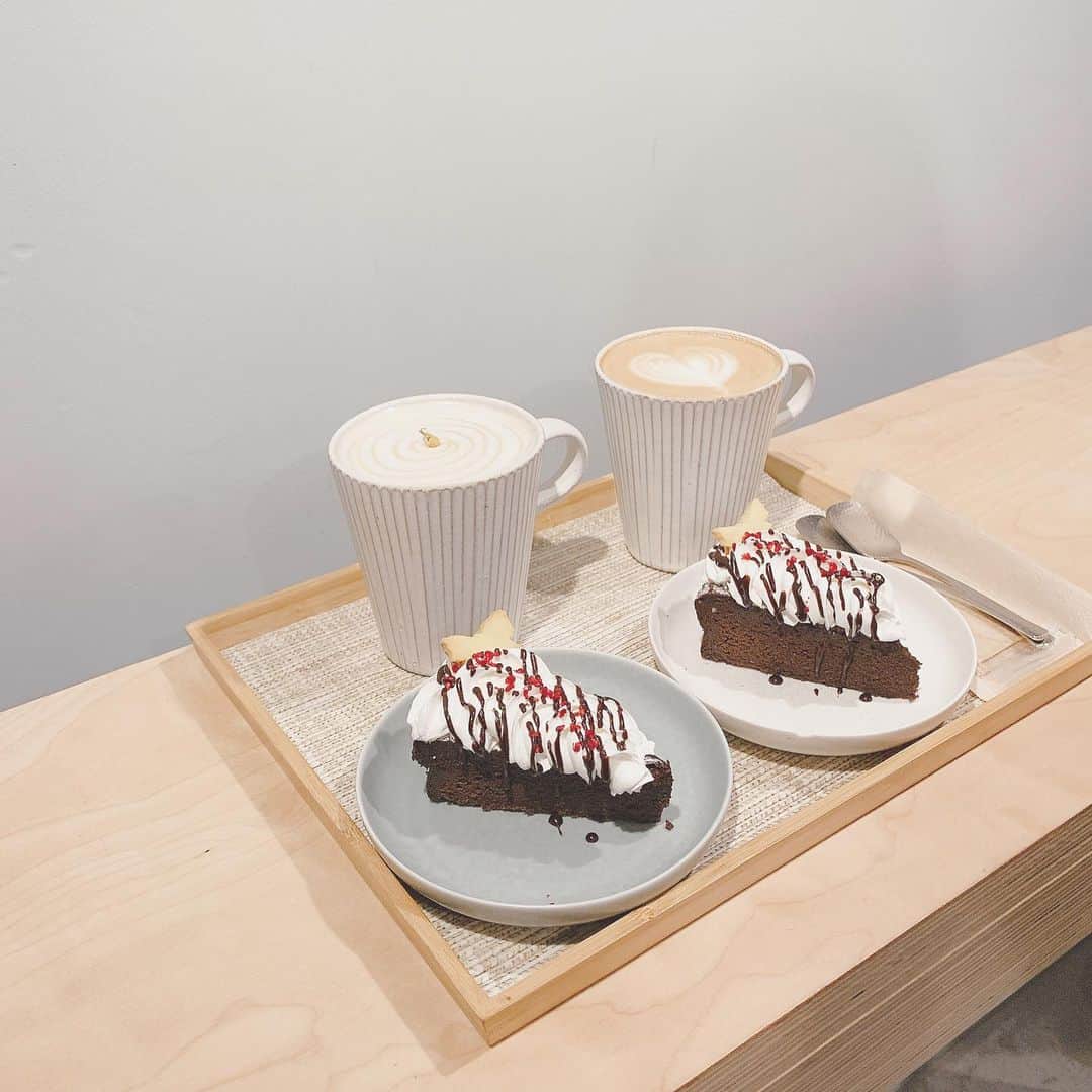 小倉月奏のインスタグラム：「❤︎ ⠀ ⌘ cafe ⌘ ⠀ DOMO CAFE〈新大久保〉 ・ガトーショコラ ・カモミールティー(左) ⠀ 去年行った新大久保のカフェ☕️ ⠀ 住宅街の地下1F。 ガトーショコラはしっとりで 生チョコみたいな食感でした♡ ⠀ #新大久保カフェ #新大久保 #カフェ #カフェ巡り #ガトーショコラ #カモミールティー #domocafe ⠀ ⠀」