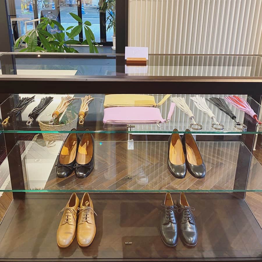 ryokoさんのインスタグラム写真 - (ryokoInstagram)「みなさん靴のお悩みってありますか？人それぞれ足の形や歪みが違うから十人十色の悩みがあるんじゃないかな🤔そんな様々なお悩みを解決してくれる靴をオーダーできる♡浅草にある老舗のファクトリーブランド @wisteriafujiwara (#ウィステリアフジワラ ) さんへ行ってきました✨ ． 足のサイズを細かーく計測して自分の足にぴったりの靴をオーダーすることができます👠普段の悩みもヒヤリングしてくれて本当に細かいところにまで気を配ってオーダーできることに感動しました！(例えば多いものだと必ず小指が当たるとか、踵が脱げやすいなどどんなお悩みでも大丈夫！) ． 普段大体23.5cmくらいを履いているんですが、実際の足の長さは22.5cmくらいだったからびっくり！私は足幅が広いタイプなので幅に合わせて靴を選ぶと23.5cmになるのだけど、実際の足の長さは短いから靴の中で足が動いてしまい靴擦れが起こり易くなったりするみたいで。普段の悩みに対しての答えがぴったり出て、なるほどー！って感動してしまいました💡 ． 足に左右差があるとは思っていたけど、左右で5mmも差があることがわかったり、自分の足について深く知れたことで靴選びや調整がし易くなった気がします☺︎ ． 悩んだ結果ヒールのあるポインテッドトゥのバレエシューズに決めたんですが、次に色で悩んで...つけるリボンや縁のテープまで選ぶことができるのでパターンが無限大！結果、写真1.2枚目のライトグリーンに♡今年らしいミントグリーン♡悩んだもののこの組み合わせが可愛いすぎて一目惚れで選んだ感じです🥰 ． 2/19(水)〜3/3(火)銀座三越2階の婦人靴売場でPOPUPが開催されるのでぜひ立ち寄ってみてくださいね☺︎ ． ． #wisteriafujiwara #オーダーメイド #オーダーシューズ #セミオーダーシューズ #シューズ #靴 #バレエシューズ #パンプス #ヒール #銀座三越 #靴のサイズ #靴 #madeinjapan #shoes」2月17日 17時57分 - ry.0123