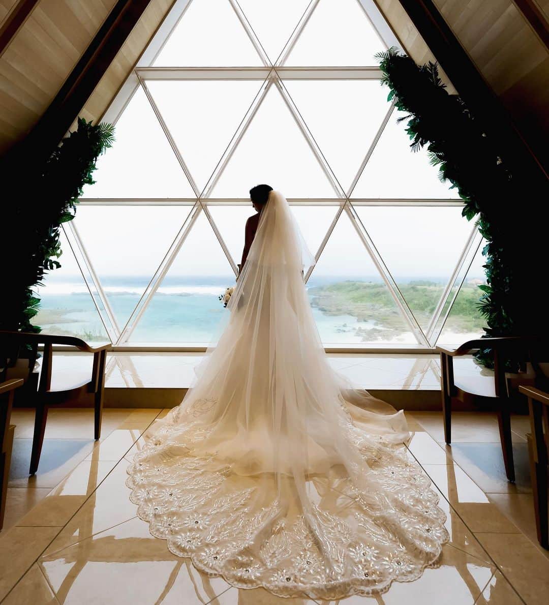 ARLUIS WEDDINGさんのインスタグラム写真 - (ARLUIS WEDDINGInstagram)「訪れる人を優しく迎えてくれる宮古島にふさわしいのは、ありのままのおふたりでいられるウエディング。海や緑の飾らぬ美しさを思うままに味わい、結婚式もおふたりらしく。自然とともに贅沢な時間を紡いで。 . . . ▪️#アールイズウエディング ▪️Area：#沖縄 #宮古島 ▪️Chapel：#奏の教会 . . アールイズウエディングでは、 結婚式当日はもちろん、おふたりのリゾートステイをご提案。 風までも、思い出になるリゾートウエディングを。 . . . #アールイズウエディング のハッシュタグをつけて、 ﻿ 投稿・発信してくださいね✈﻿ 公式IGでリグラムさせていただきます✨.﻿ >>> @arluiswedding −﻿﻿ #アールイズ花嫁 #映え婚 #フォトジェニック #インスタ映え −﻿﻿ #wedding #resortwedding #beachwedding #weddingphoto #ウェディングフォト #宮古島旅行 #沖縄挙式 #沖縄リゾートウェディング #沖縄ウェディング #ウェディングブーケ #挙式レポ  #ロケーションフォト #リゾートウエディング #リゾートフォト #リゾート挙式 #okinawajapan  #okinawa  #プレ花嫁  #プレ花嫁さんと繋がりたい  #シギラリゾート #沖縄好きな人と繋がりたい #ロングベール」2月17日 17時51分 - arluiswedding