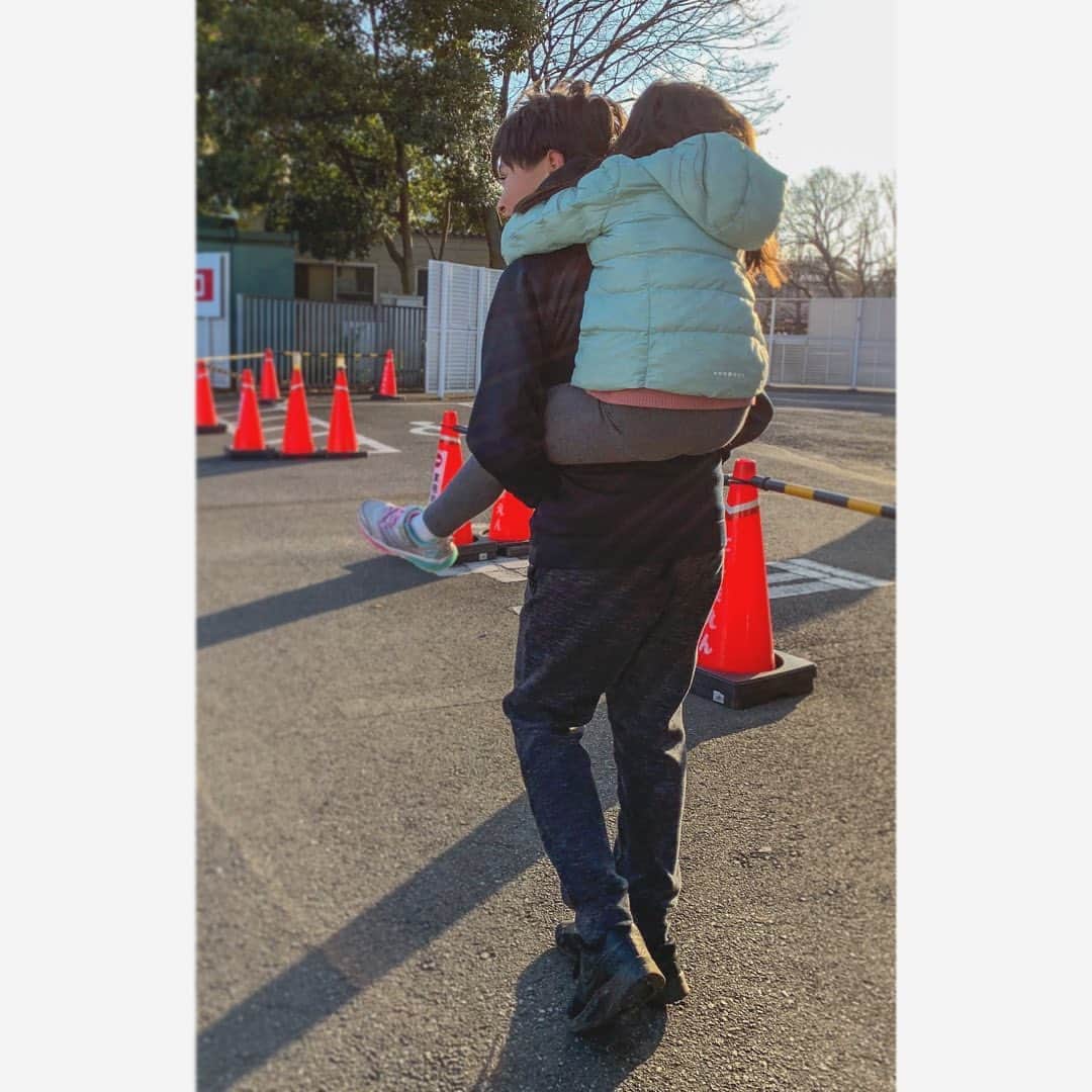 バイリンガル3兄妹さんのインスタグラム写真 - (バイリンガル3兄妹Instagram)「#歳の差兄妹あるある  末っ子が「抱っこー」と駄々をこねて 両親に「自分で歩け！」と言われて 結局兄が担ぐ。😂 私たちの大好きな#としまえん が閉園することになったらしいので、遊びに行ってきました♡  なくならないでほしーーー😭  #バイリンガル3兄妹」2月17日 17時52分 - yucgram