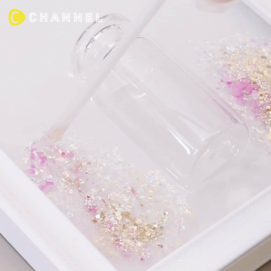 C CHANNEL-Art&Studyのインスタグラム：「Perfect Decor💖 DIY Flower Photo Stand🌹 思わず見とれる透明感💖お花の写真立て🌹 . 🎨Follow me👉 @cchannel_artandstudy 🎵 💡Check👉 @cchannel_girls 🎶 📲C CHANNELのアプリもよろしくお願いします💕 . creator：勝又美蘭　Instagram @fantasia_miran . [Things to prepare] ・ Photo frame ・Masking tape ・ Miniature bottle ・ UV-LED resin ・Glitter ・ Toning stick ・ UV-LED light ・Dried flower . [Steps] 1. Attach masking tape to the back of the photo frame. 2. Pour one resin. 3. Put the bottle. 4. Spread the glitter throughout and harden. 5. Cover with the heart made in step 2 and cure. 6. Peel off the masking tape. 7. Complete with dried flowers. . * Use gloves and ventilate the room during work. * Be careful when handling the resin as it will be hot . 100円ショップの写真立てを可愛くアレンジ！ 透明感抜群のインテリアを飾って女子力アップ♡ . 【用意するもの】 ・写真フレーム ・マスキングテープ ・ミニチュア瓶 ・UV-LEDレジン ・ラメ ・調色スティック ・UV-LEDライト ・ドライフラワー . 【作り方】 1.写真フレームの裏面にマスキングテープを貼る。 2.レジンを1本分流す。 3.瓶をおく。 4.ラメを全体に広げて硬化する。 5.マスキングテープを剥がす。 6.ドライフラワーを入れて完成。 . ※作業中は手袋の使用、部屋の換気をおすすめします。 ※レジンは高温となりますので取り扱いには十分に注意してください . . #DIY#doityourself#diyideas#crafts#crafting#instacraft#crafter#crafty#handmade#handcrafted#handmadecrafts#handmadeaccessories#ручнаяработа#ideas#resin#resinart#resina#Fantastic#incredible#creative#heart#howto#tutorial#tips#maskingtape#vase#glitter#photoframe#dryflower」