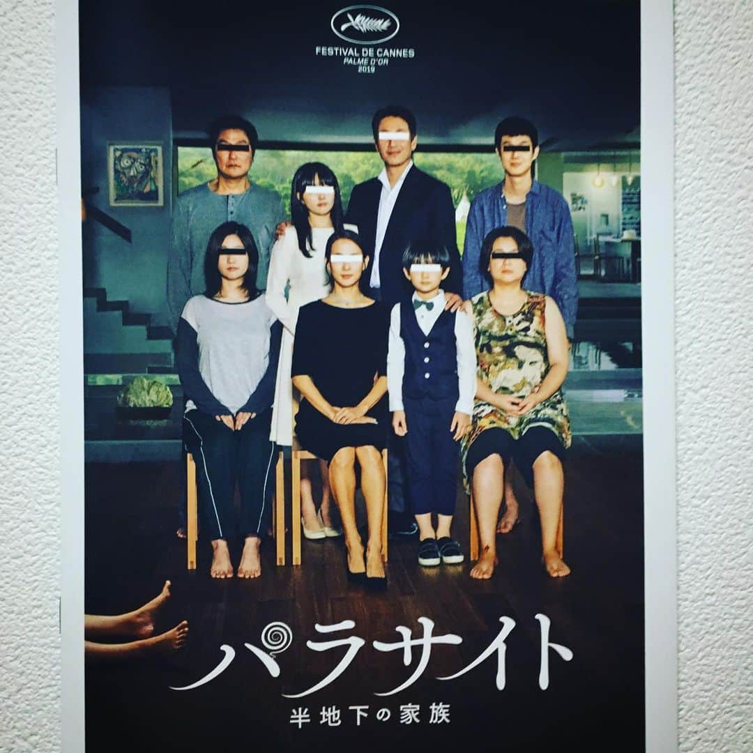 のインスタグラム：「余程気に入った映画でなければパンフレットは買いませんが、この時は上映前から既に購入していました。  以前からポンジュノ監督のファンである私の映画への期待値はかなり上がっていましたが、結果そんな次元を遥かに突き抜け観賞から何日も経った今でも映画の余韻が脈々と体に残っています。  こんな凄まじい映画を観てしまうと、中々他の作品が観れないかもしれません。  それ位凄かった… “Society doesn’t turns out as planned”  #パラサイト　#ポンジュノ　#映画　#ジェイアイプロモーション　#田野倉雄太」