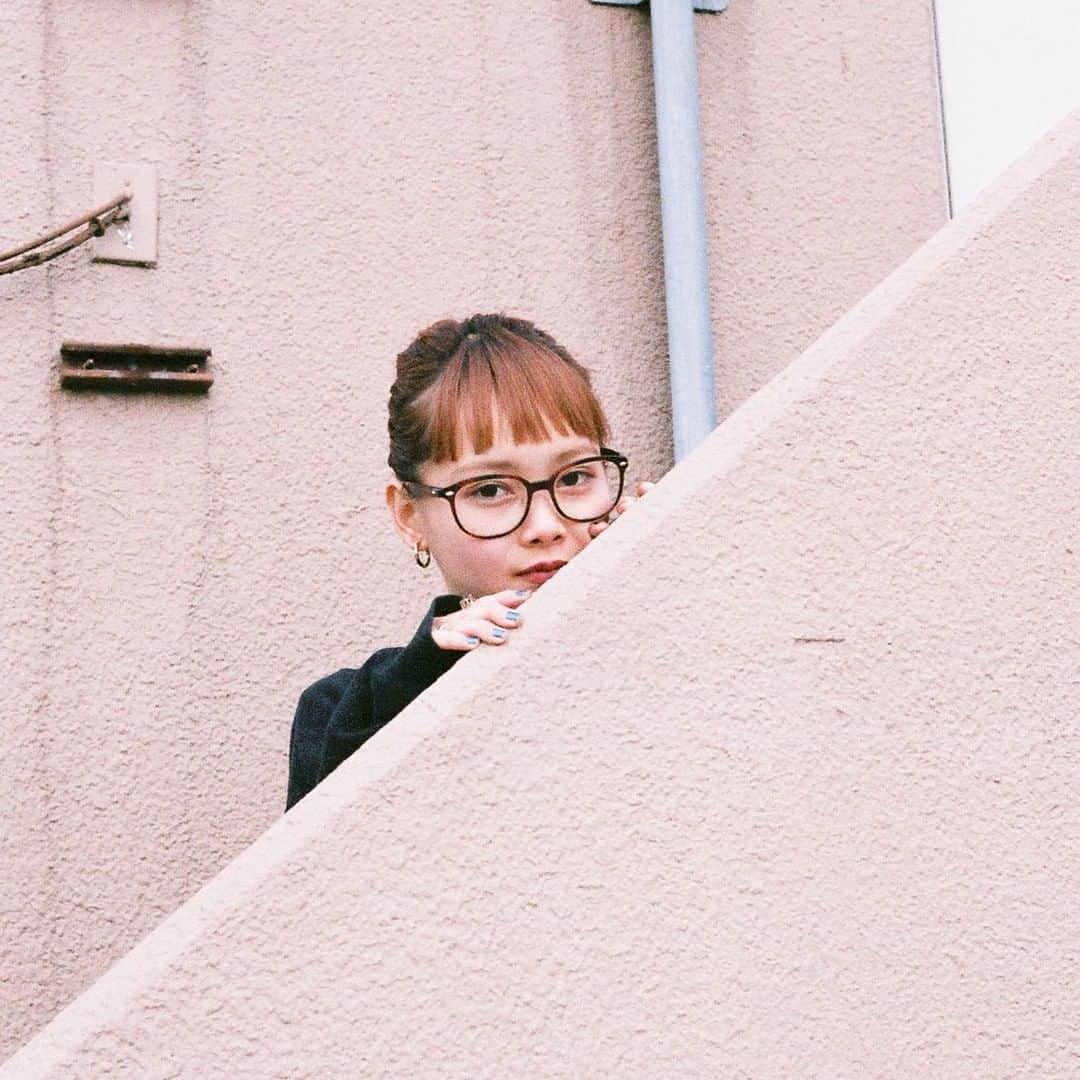 Zoff Officialのインスタグラム：「Zoff UV クリアサングラス / ZN201G01_49A1 Model @_marthastyle_  スウェットをメインにしたラフなスタイルに存在感のあるメガネがベストマッチ。 メガネスタイルは、ヘアアレンジとのバランスも楽しんで。 太いフチと大きめのシェイプで小顔効果も期待◎ #Zoff #FASHION #eyewearstyle #メガネ #ゾフ女子 #Zoffコーデ #ZoffUV #クリアサングラス」