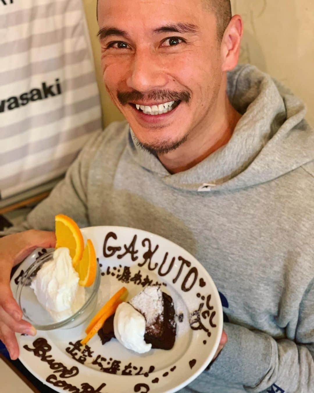 近藤岳登さんのインスタグラム写真 - (近藤岳登Instagram)「@pizzeria_azzurri  さん  にサプライズで誕生日のお祝いしてもらいました。マジ感動。本当に感謝。 ありがとうございました！！ @pizzeria_azzurri  のピッツァのように全ての人に幸せと感動を与えられる人間になりたい。  オッサンと行ったからオッサン2人でキャッキャ言いながら写真撮りました。  そのオッサンがサプライズで準備してたみたいになってたけど違います。  #ピザじゃないピッツァ#世界一のピッツァ#日本以外で食ったことないけど#生に涯あれど岳登に涯なし」2月17日 18時04分 - gakuto_kondo