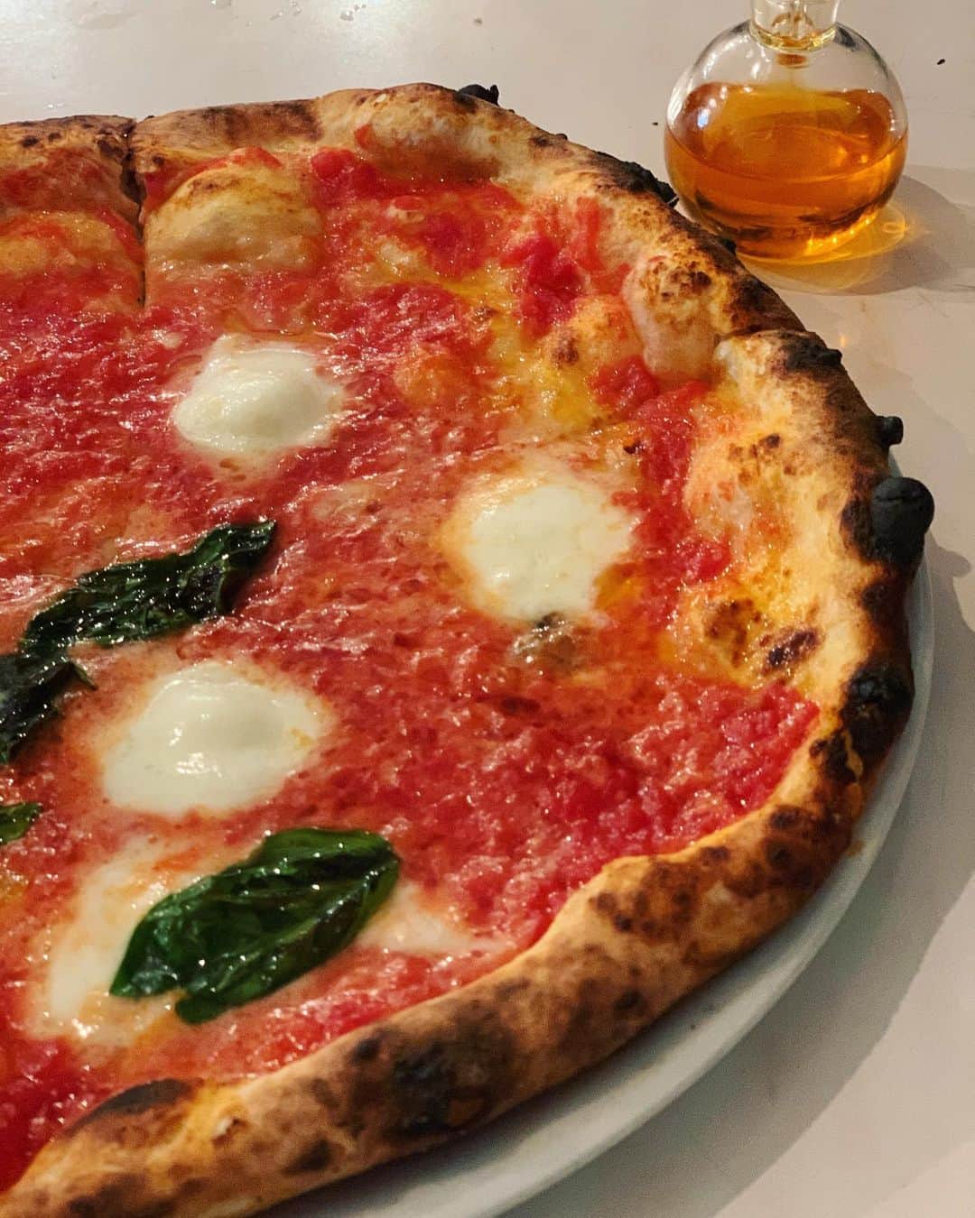 近藤岳登さんのインスタグラム写真 - (近藤岳登Instagram)「@pizzeria_azzurri  さん  にサプライズで誕生日のお祝いしてもらいました。マジ感動。本当に感謝。 ありがとうございました！！ @pizzeria_azzurri  のピッツァのように全ての人に幸せと感動を与えられる人間になりたい。  オッサンと行ったからオッサン2人でキャッキャ言いながら写真撮りました。  そのオッサンがサプライズで準備してたみたいになってたけど違います。  #ピザじゃないピッツァ#世界一のピッツァ#日本以外で食ったことないけど#生に涯あれど岳登に涯なし」2月17日 18時04分 - gakuto_kondo