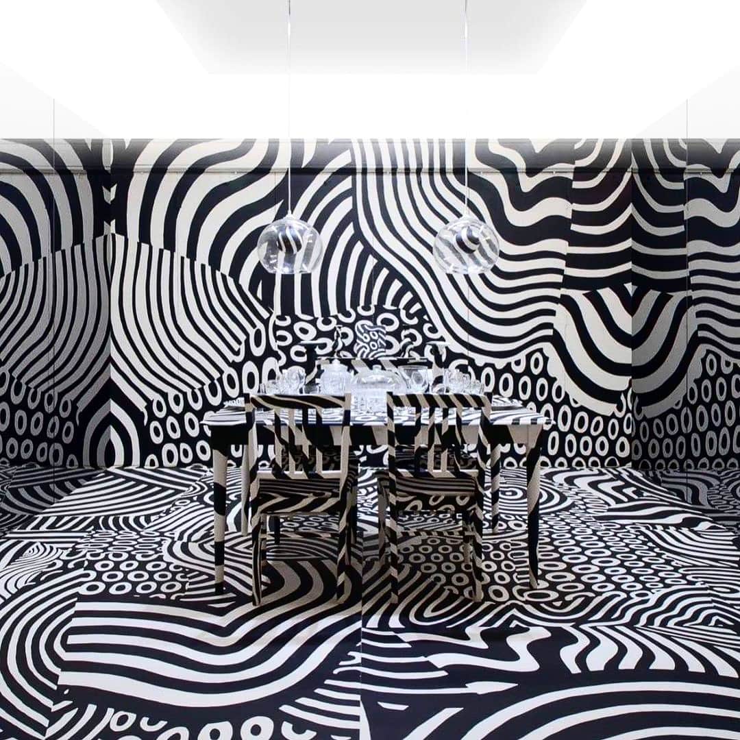 のインスタグラム：「【rooms40】﻿ SPECIAL EXHIBITION docomo × rooms 「みる、みられる。」 ． @rooms_tokyo と株式会社NTTドコモがコラボレーションし、現代社会における課題の1つ「インターネット上のコミュニケーション」をテーマに体験型アートを展開。距離感覚や進行方向を惑わす「ダズル迷彩」のアーティスト、松山しげきがアートディレクションを手掛けます。会場では先着順でダズル迷彩︎エコバッグもプレゼント！ ﻿ クリエイティブの祭典 “rooms40” まもなく開幕！﻿ 2020.2.20(thu) 21(fri) 22(sat) ﻿ 国立代々木競技場 第一体育館﻿ ﻿ #rooms_tokyo #creative #展示会 #ライフスタイル #暮らし #アート #art #installation #docomo #exhibition #rooms_tokyo #松山しげき #hpfrance #アッシュペーフランス #howpeoplelive」