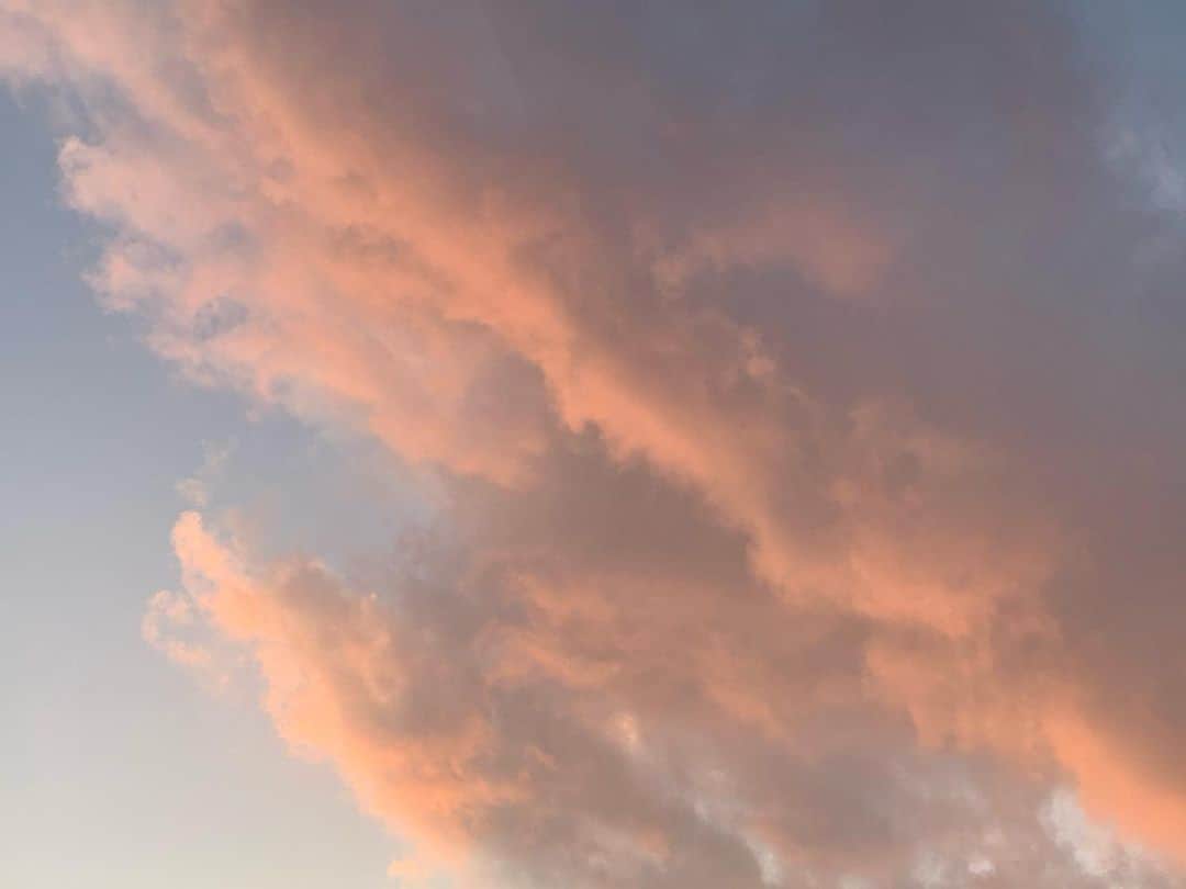 川上未映子さんのインスタグラム写真 - (川上未映子Instagram)「・ 祖母が元気だったら 昨日で98歳だった すごいなあ 一度も病気せずに 最後も自然にだったし ドレッサーに写真を飾っているので 毎朝、思いだすけど 雲をみても、思いだすなあ 子どもの時代と一緒になって」2月17日 18時18分 - kawakami_mieko