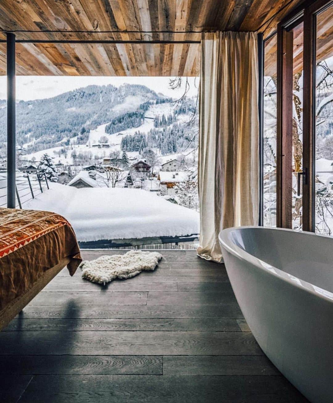 My Interiorさんのインスタグラム写真 - (My InteriorInstagram)「Stay or go? Time to head to slopes 🎿 ⛰ | A private home 🏠 in Tyrol, Austria 🇦🇹 📸 @lumadeline」2月17日 18時19分 - myinterior