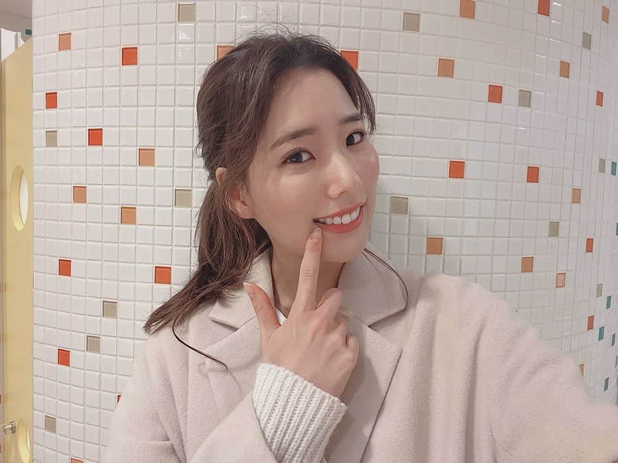 のインスタグラム：「@beaute.meguro でホワイトニング🦷﻿ ﻿ スタッフ全員が国家資格を持つ﻿ 歯科医師・歯科衛生士というこちらのサロンは﻿ 完全個室のアロマが香る空間で﻿ エステサロンのようにリラックスしながら﻿ ホワイトニングができるよ〜👐🏻﻿ ﻿ 以前ホワイトニングしたときに﻿ 帰り道にキーンとしみたことがあって﻿ クリニックでのホワイトニングに﻿ 抵抗があったんだけど、﻿ しみも痛みも全くなくて安心😌﻿ ﻿ 表情筋・咬筋のコリほぐし﻿ 歯肉マッサージ、ほうれい線ケアができる﻿ リラクゼーションメニューの﻿ デンタルエステとかもあるよ💆🏻‍♀️﻿ ﻿ オリジナルのマウスウォッシュや﻿ トゥースジェル、リップスクラブなどは﻿ オーガニック製品！パッケージもかわいい🥰﻿ ﻿ #ホワイトニングサロンボーテ﻿ #ホワイトニングサロンボーテ目黒デンタルオフィス﻿ #ナチュラルボーテ﻿ ﻿ ﻿」