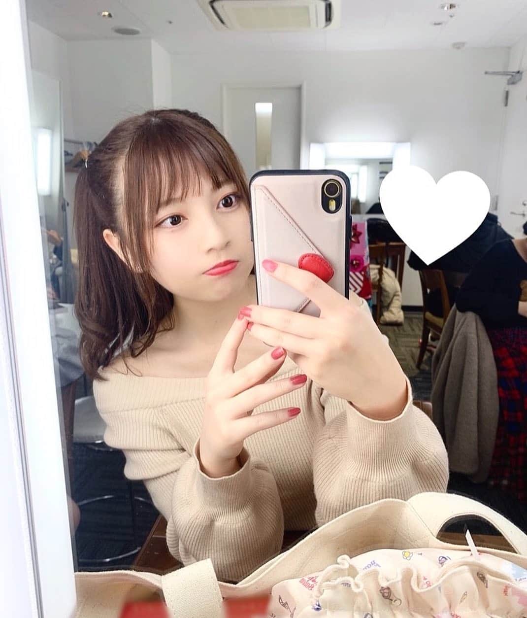 廣川奈々聖のインスタグラム：「. あったかくなってきたので肩出しトップスを着れるようになりました🐶﻿❤︎ ﻿ ﻿ ポーチとバッグは﻿ どれみちゃんコラボのやつなの〜 •̥ ̫ •̥ きゅん﻿ ﻿ ﻿ ﻿ ﻿ ﻿ #おジャ魔女どれみ」