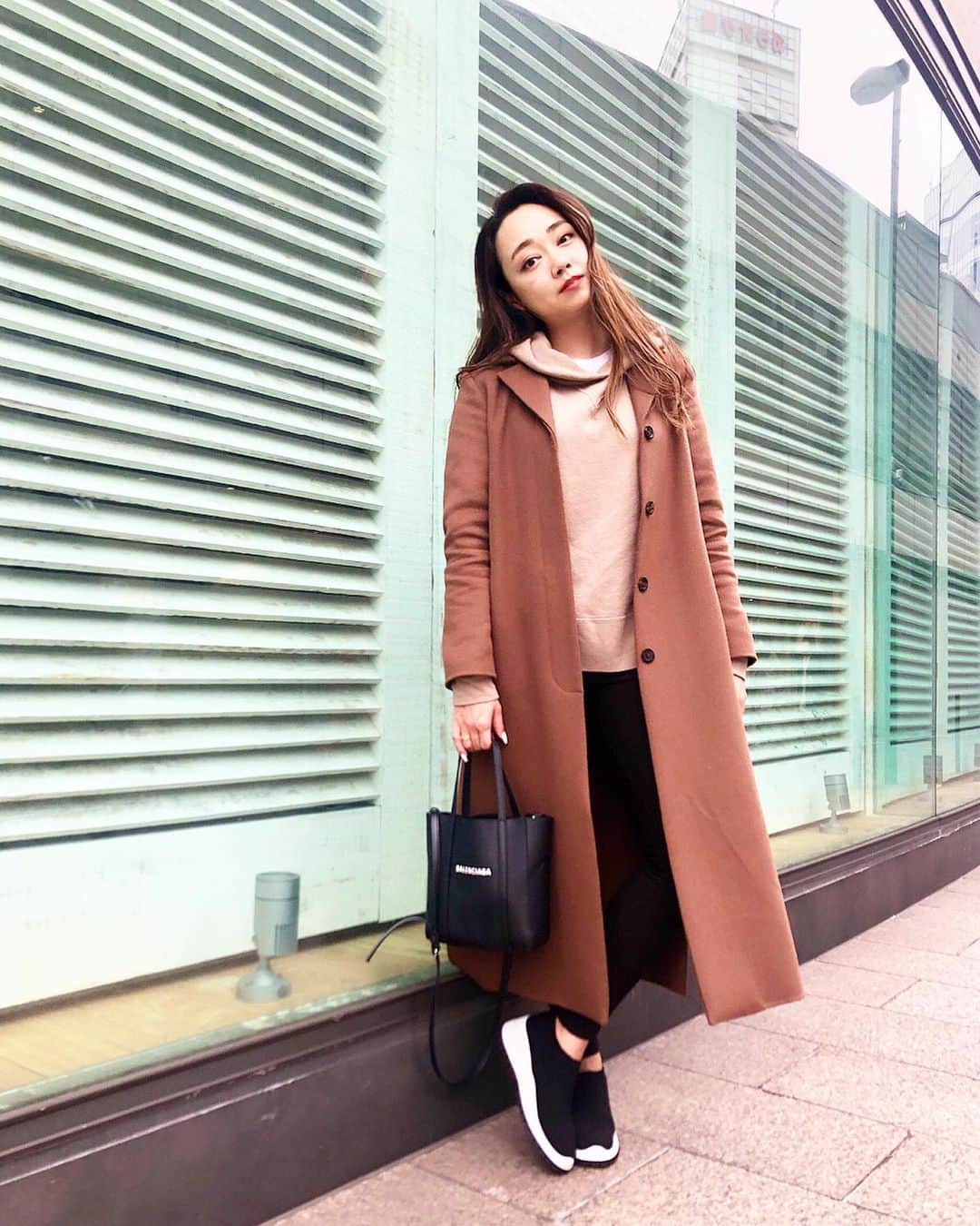 石田美奈子さんのインスタグラム写真 - (石田美奈子Instagram)「𝐨𝐮𝐭𝐟𝐢𝐭. . 最近暖かいですね☺︎ 2月ってこんなに暖かかったっけ🤔 . 去年パリのアウトレットで買ったお気に入りのこのコート🧡 若干薄めなので真冬には着られませんが、最近の気温にはぴったり♫ . そろそろ春服も探さなきゃ☺︎ . coat … #maxmaraweekend tops … #freaksstore @freaksstore_official bag … #balenciaga @balenciaga sneakers … #miumiu @miumiu . 👗→ #minako_fashion . #fashion #outfit #ootd #大人コーデ #冬コーデ #165cm #パリ購入品」2月17日 18時48分 - mminakooo