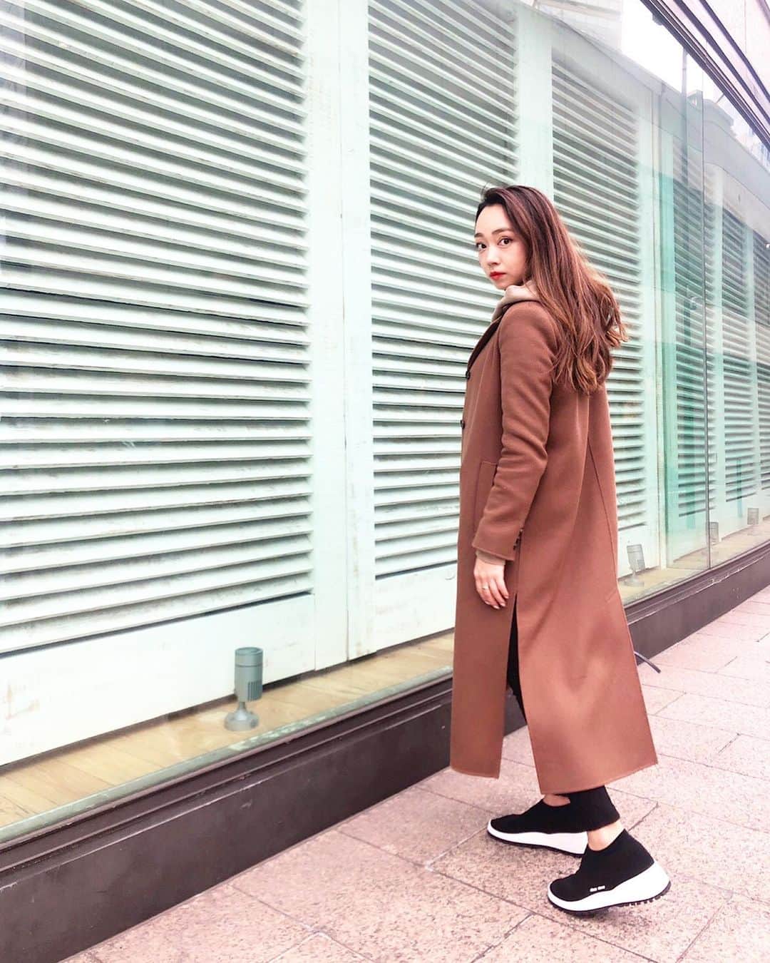 石田美奈子のインスタグラム：「𝐨𝐮𝐭𝐟𝐢𝐭. . 最近暖かいですね☺︎ 2月ってこんなに暖かかったっけ🤔 . 去年パリのアウトレットで買ったお気に入りのこのコート🧡 若干薄めなので真冬には着られませんが、最近の気温にはぴったり♫ . そろそろ春服も探さなきゃ☺︎ . coat … #maxmaraweekend tops … #freaksstore @freaksstore_official bag … #balenciaga @balenciaga sneakers … #miumiu @miumiu . 👗→ #minako_fashion . #fashion #outfit #ootd #大人コーデ #冬コーデ #165cm #パリ購入品」