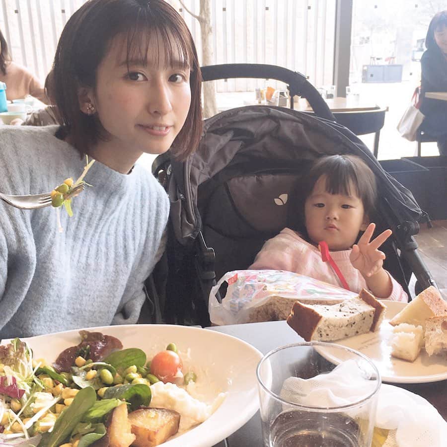 砂川陽香さんのインスタグラム写真 - (砂川陽香Instagram)「ㅤㅤㅤㅤㅤㅤㅤㅤㅤㅤㅤㅤㅤ ㅤㅤㅤㅤㅤㅤㅤㅤㅤㅤㅤㅤㅤ 眠すぎてあきらかにご機嫌斜めなぬっちゃんと パンをくわえながらカメラ目線でピースしてる 陽気なはるちゃん𓂅𓂅（笑） ㅤㅤㅤㅤㅤㅤㅤㅤㅤㅤㅤㅤㅤ ㅤㅤㅤㅤㅤㅤㅤㅤㅤㅤㅤㅤㅤ 種類豊富だし美味しいから 野菜がっつり摂取したくなると 定期的にここ来てます…照 (( パンとスープも飲み放題 )) ㅤㅤㅤㅤㅤㅤㅤㅤㅤㅤㅤㅤㅤ 枝豆とコーンはぬっちゃんの大好物だから 多めになりがち…𓇼 ㅤㅤㅤㅤㅤㅤㅤㅤㅤㅤㅤㅤㅤ ㅤㅤㅤㅤㅤㅤㅤㅤㅤㅤㅤㅤㅤ #goodmorningcafe #中野カフェ #カフェ活#カフェランチ#子連れランチ#子連れカフェ#ベビーカー入店#サラダビュッフェ#ママスタグラム#cafestagram #子育てママ#二児ママ#女の子ママ#babygirl#7ヶ月ベビー #2歳児 #姉妹ママ #オススメランチ#1歳半差姉妹#親バカ部ig_baby」2月17日 18時44分 - hirokattsunnnn